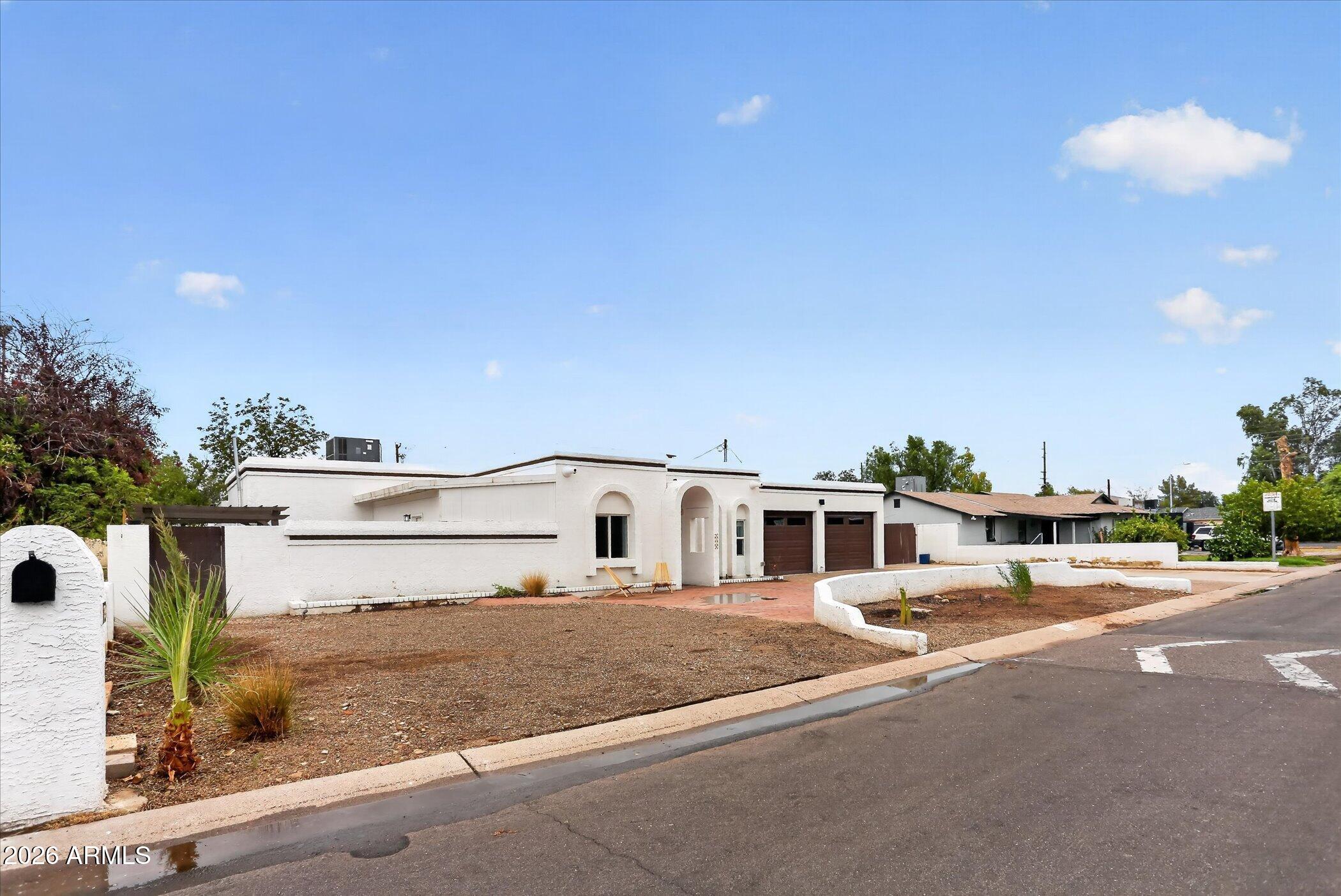 2334 W AUGUSTA Avenue