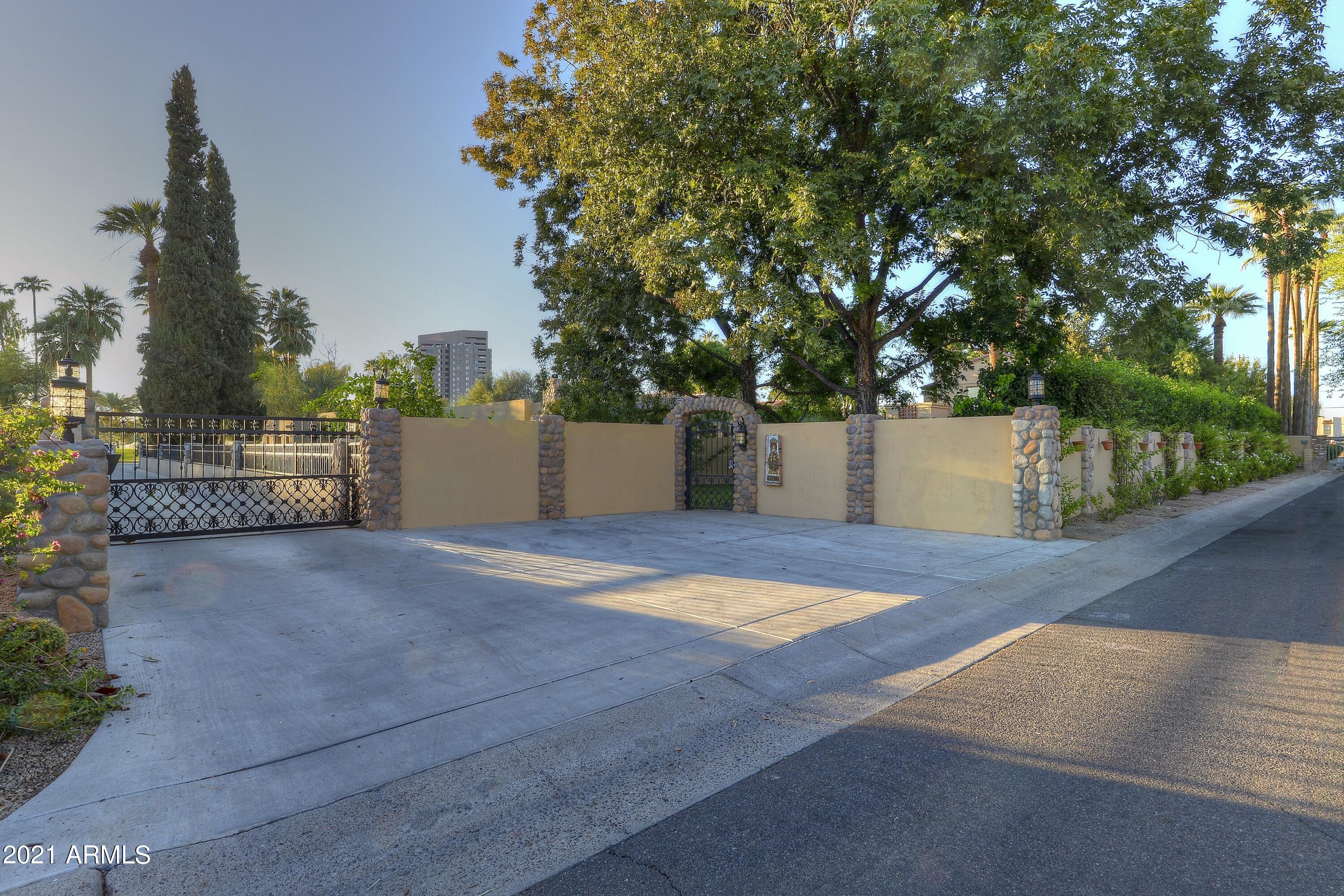 Country Club Manor - Residential