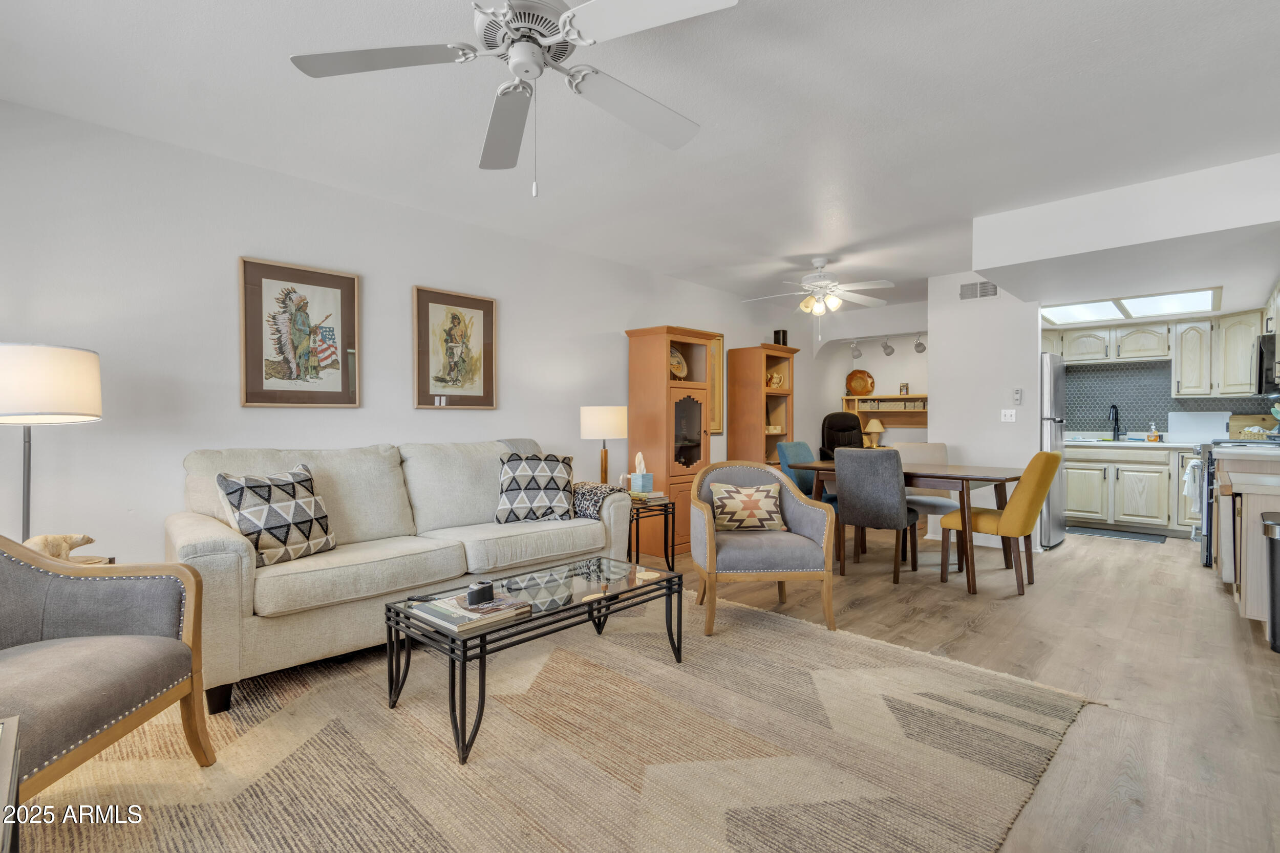 312 E LANCASTER Court