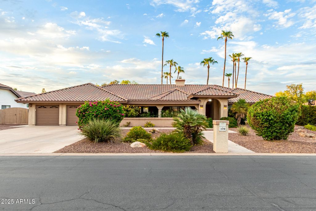 Photo of 1430 E Los Arboles Drive, Tempe, AZ 85284 (MLS # 6915046)