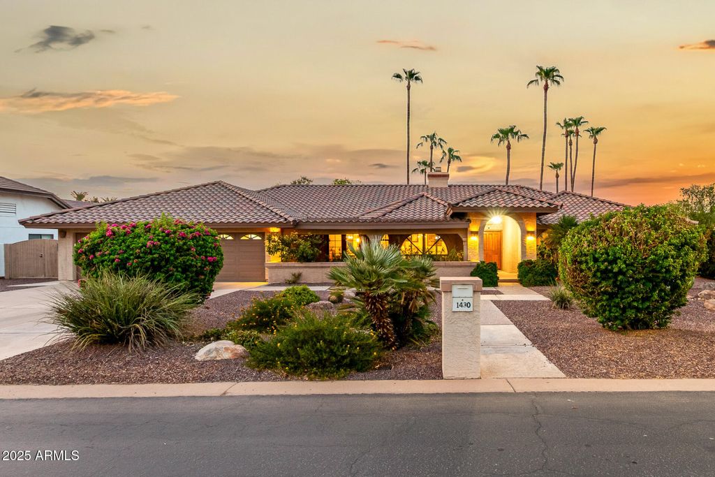 Photo of 1430 E Los Arboles Drive, Tempe, AZ 85284 (MLS # 6915046)