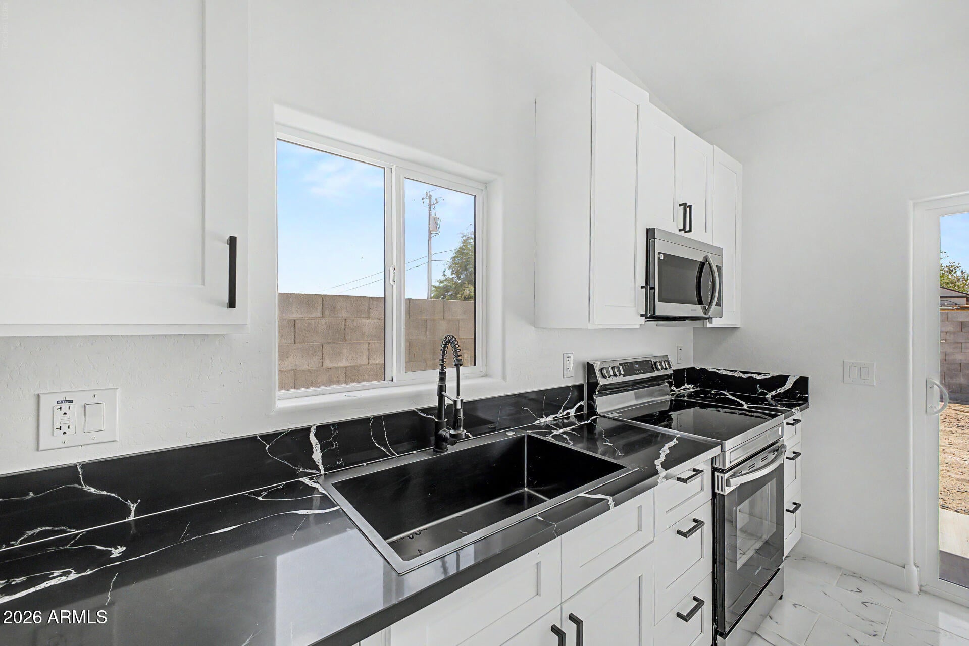 3235 W VAQUERO Drive