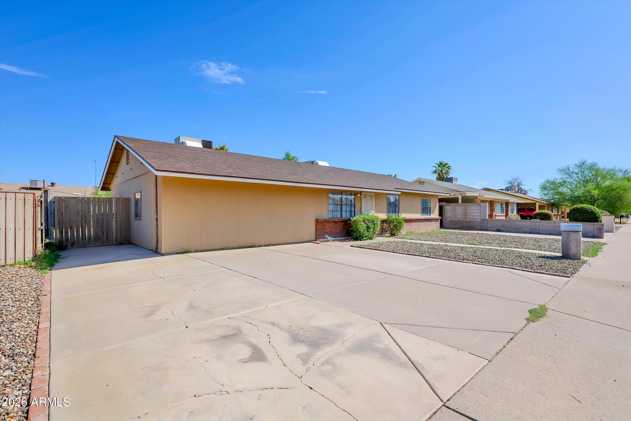 1056 W HACKAMORE Street