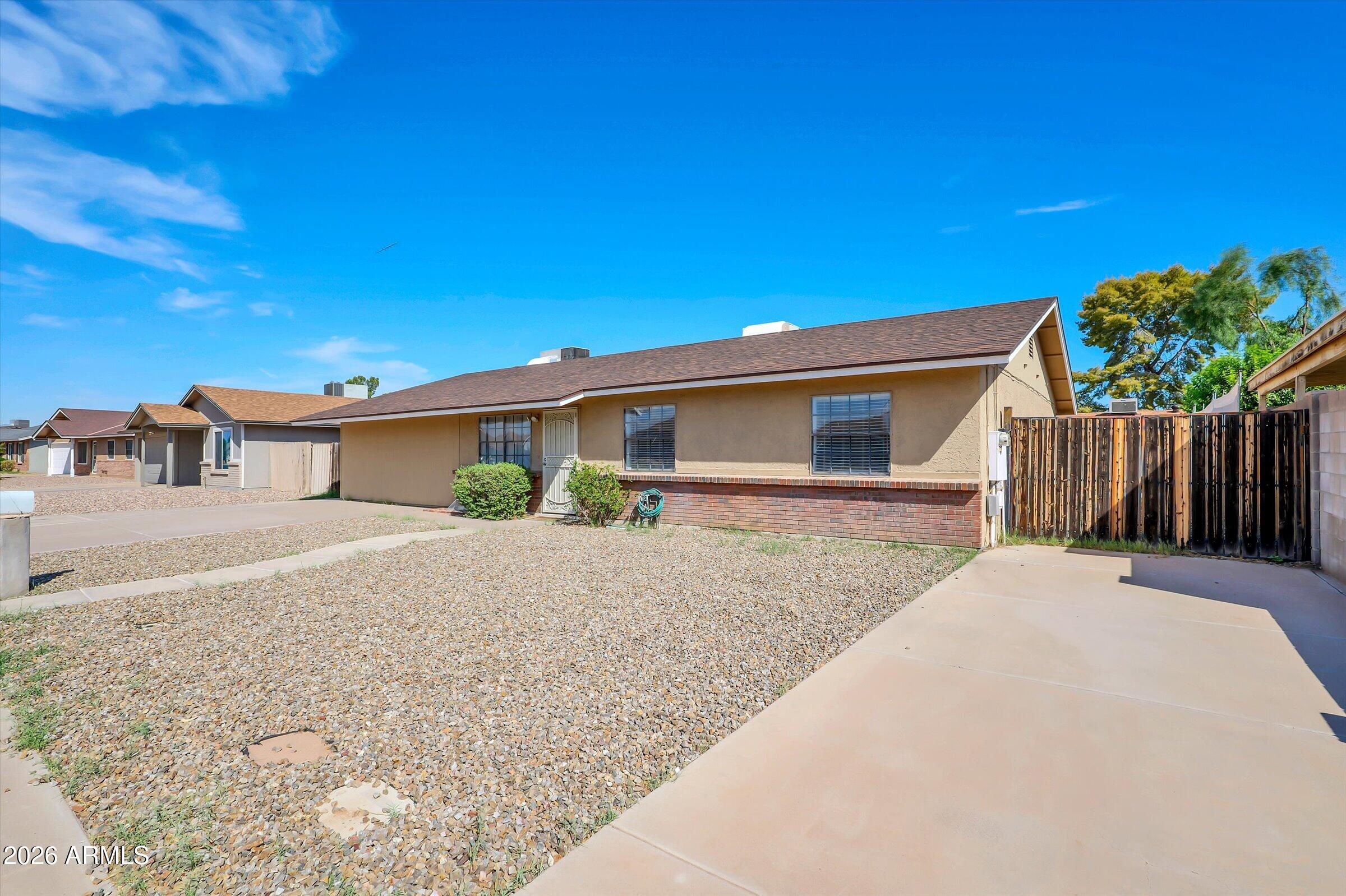 1056 W HACKAMORE Street