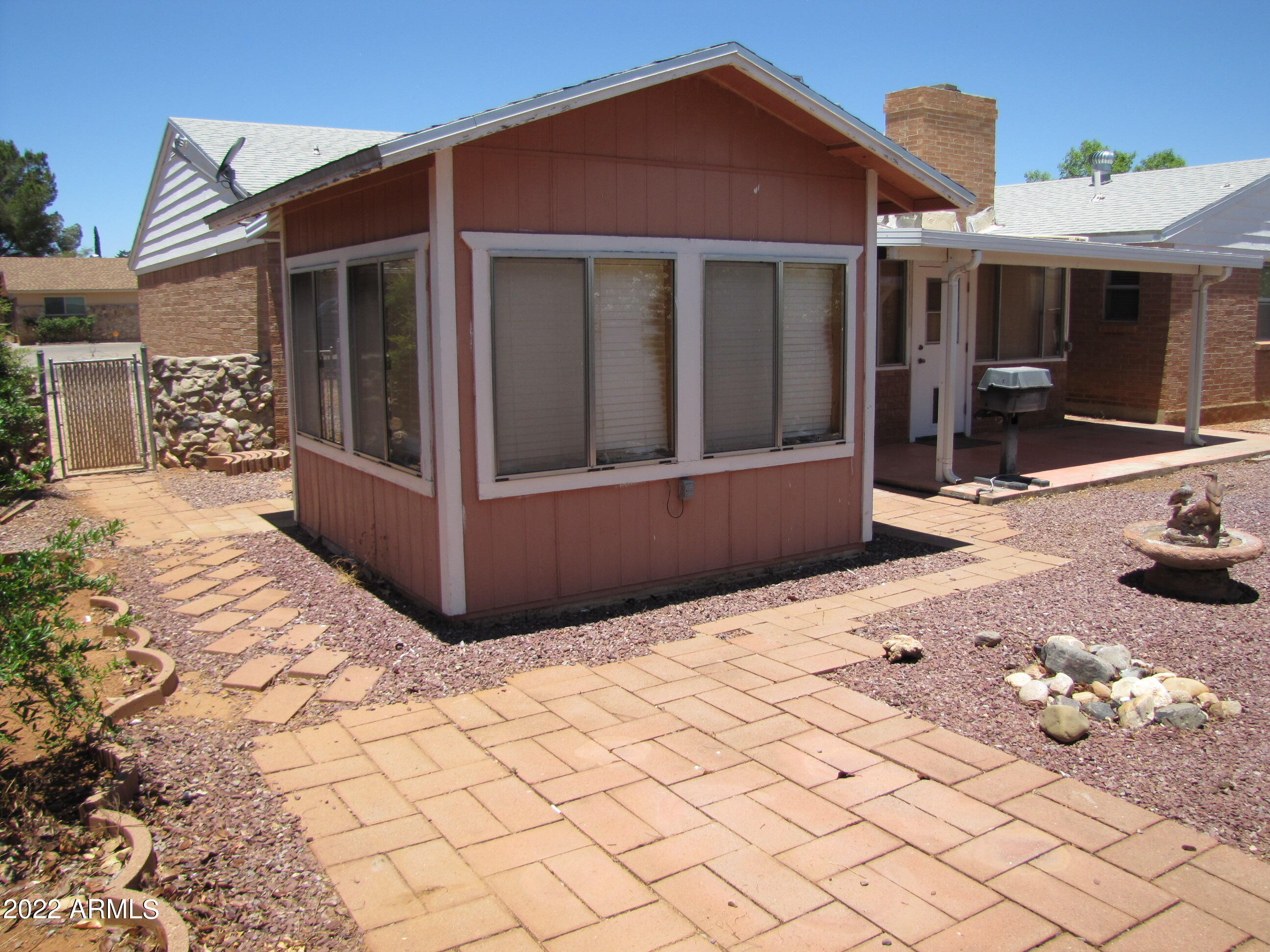 KINGS MANOR - Residential Lease