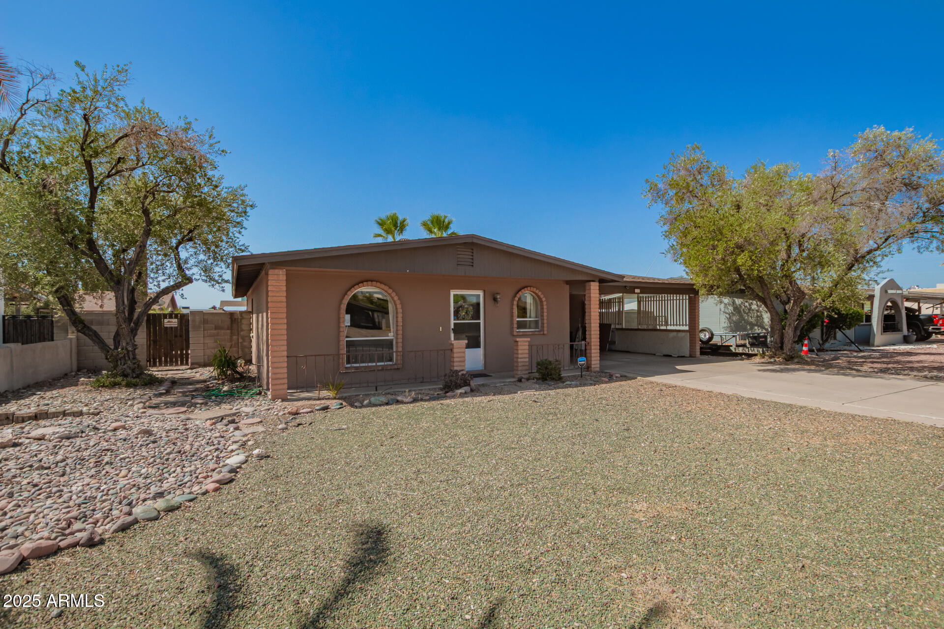 1143 W EMELITA Avenue
