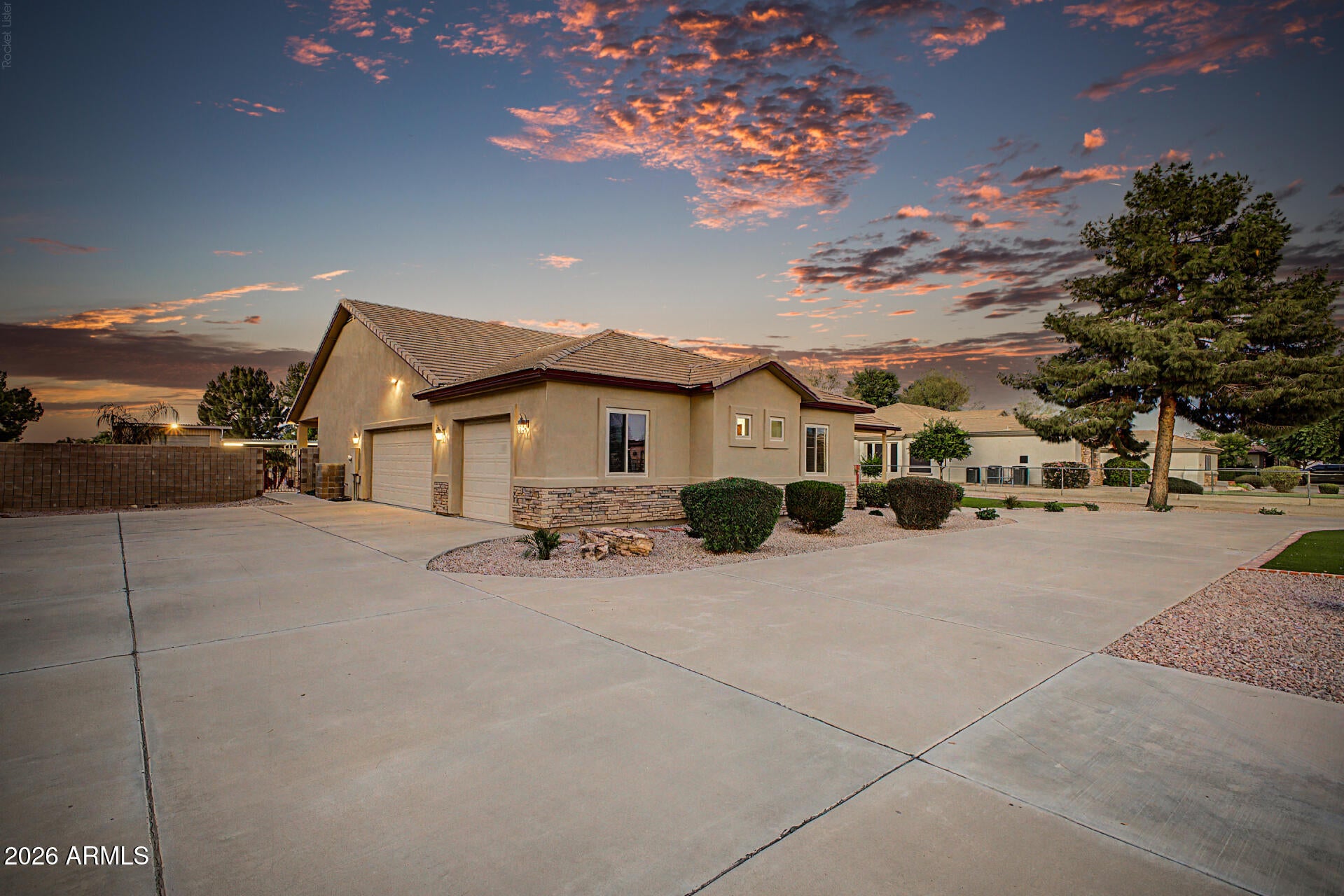 1744 E COUNTRY Lane