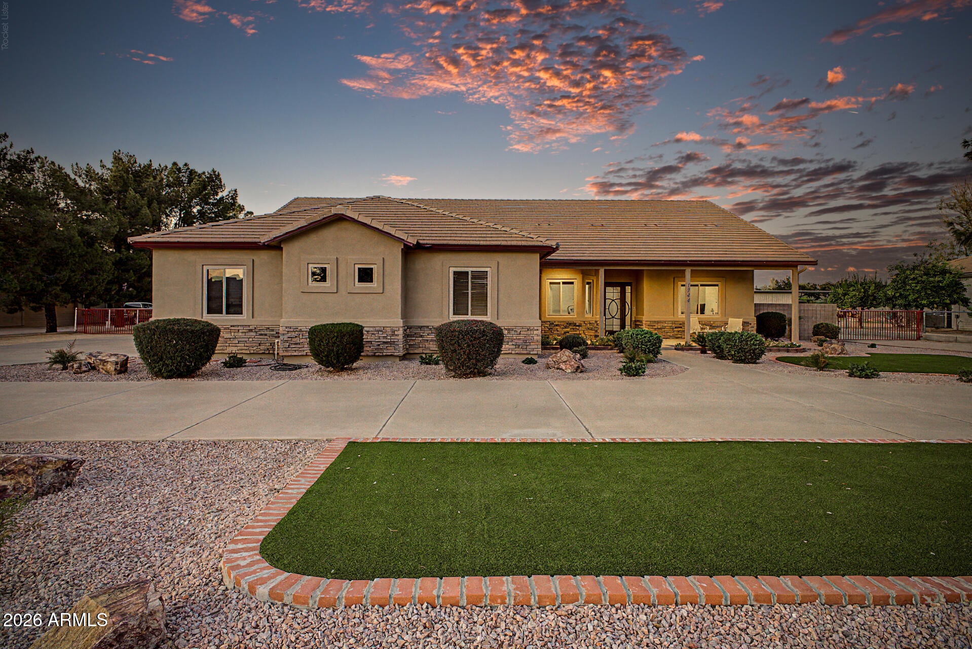 1744 E COUNTRY Lane