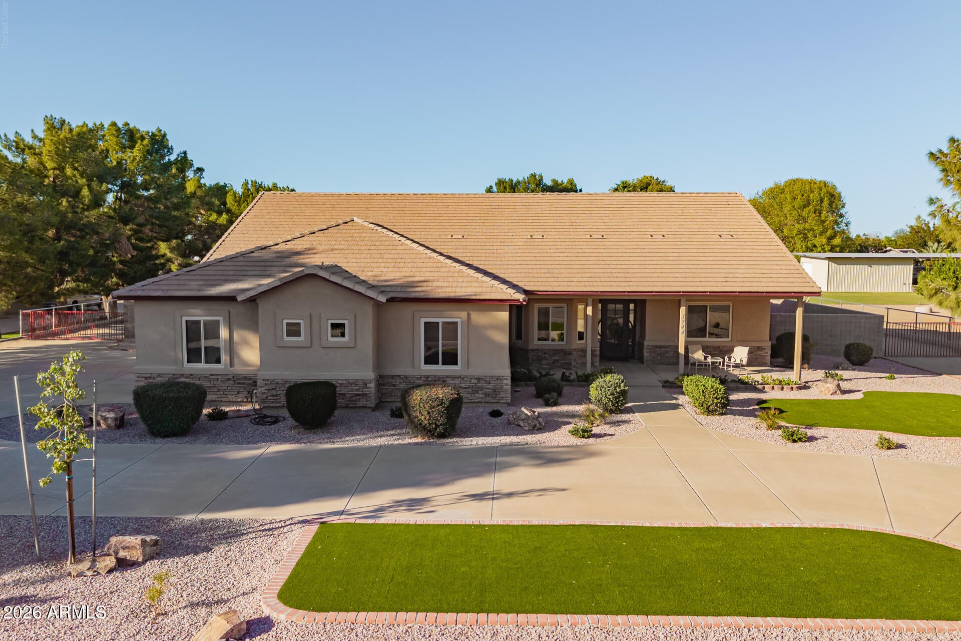 1744 E COUNTRY Lane