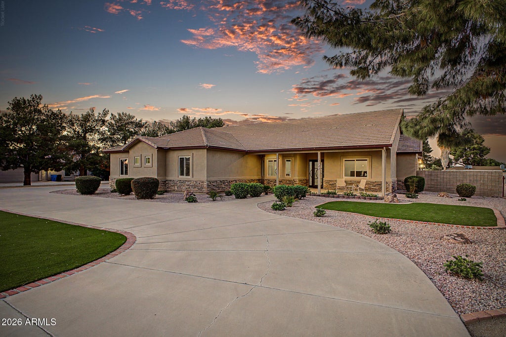 Photo of 1744 E Country Lane, Gilbert, AZ 85298 (MLS # 7095073)