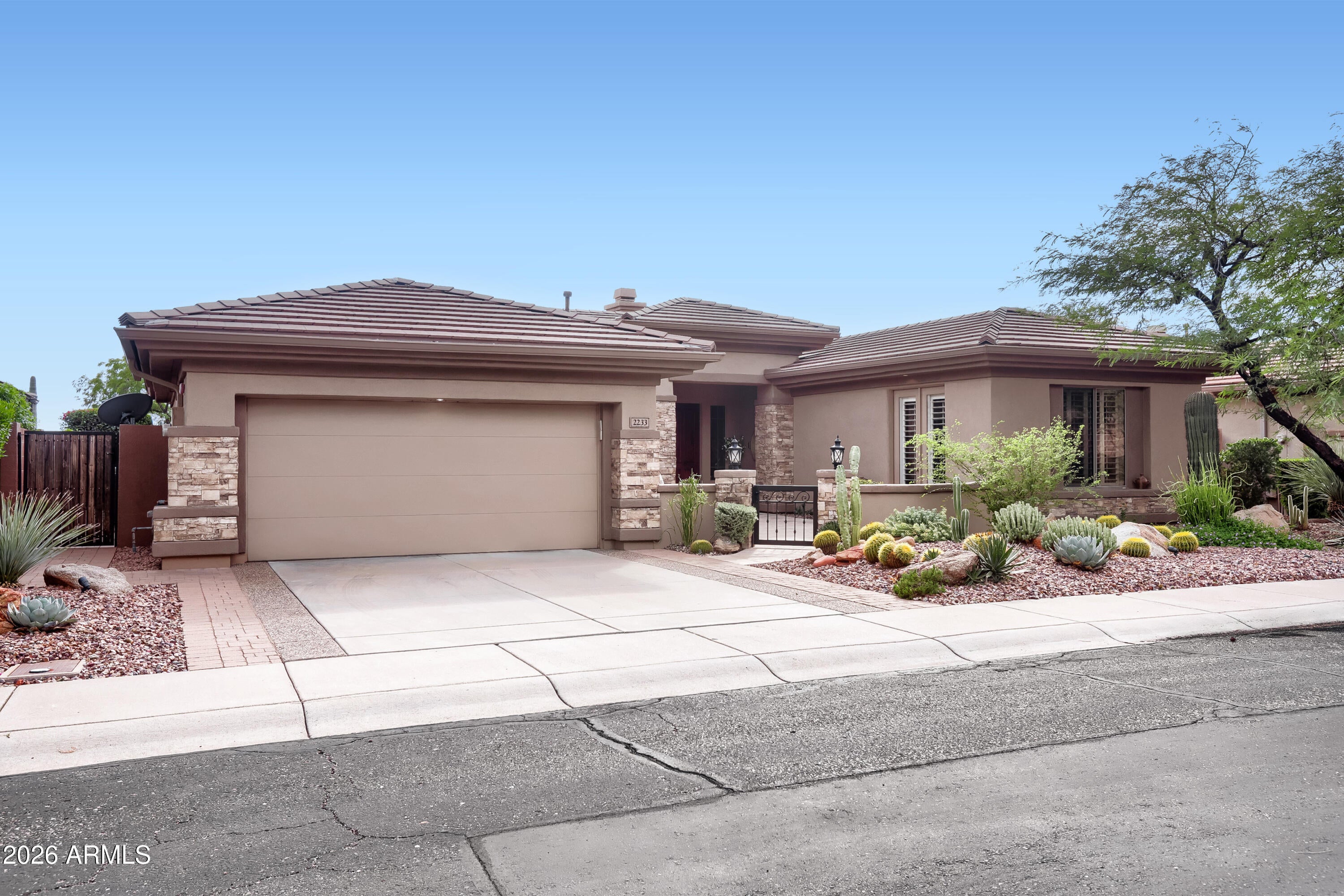 2233 W STONEWALL Drive