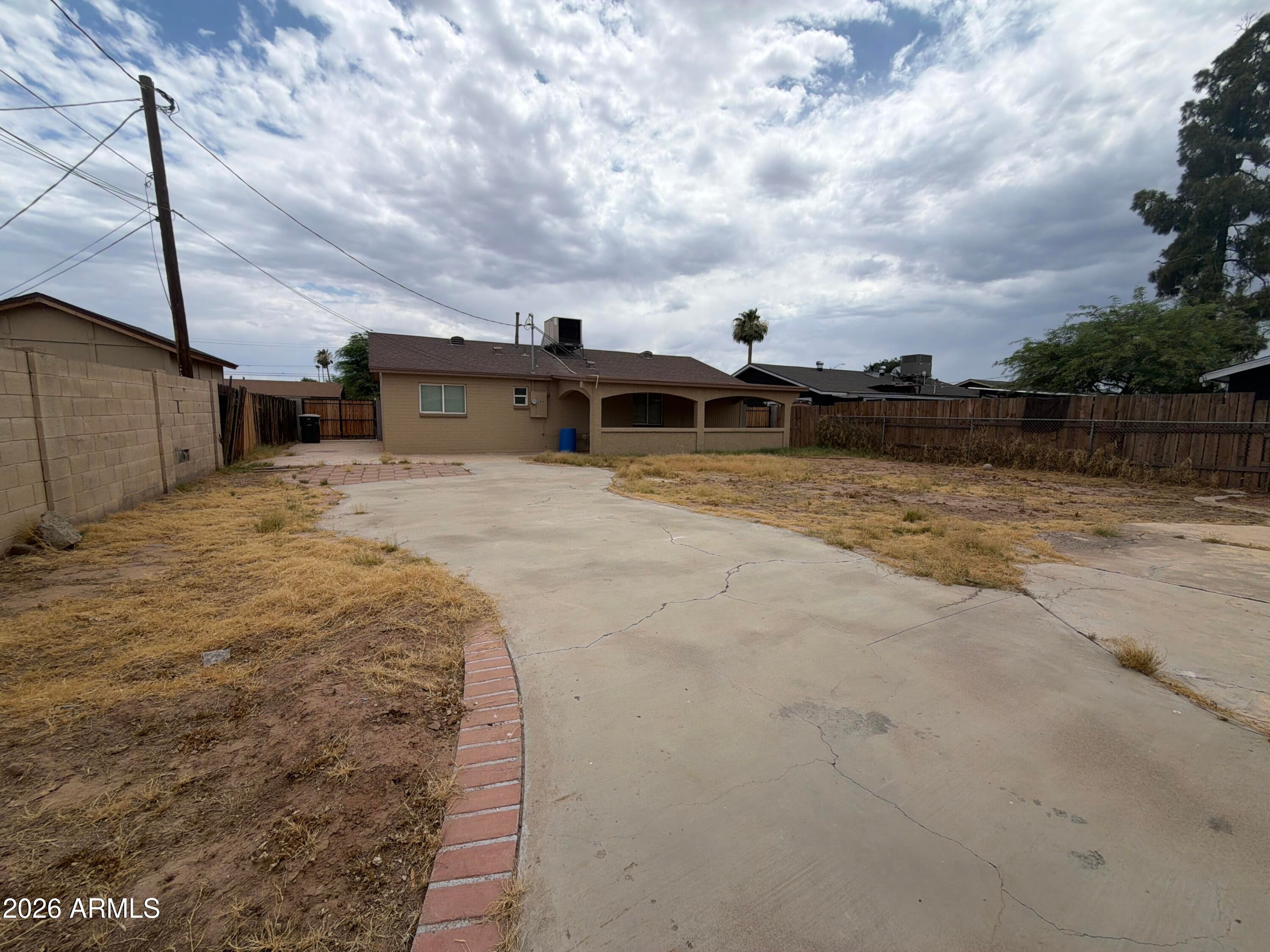 5810 W EARLL Drive