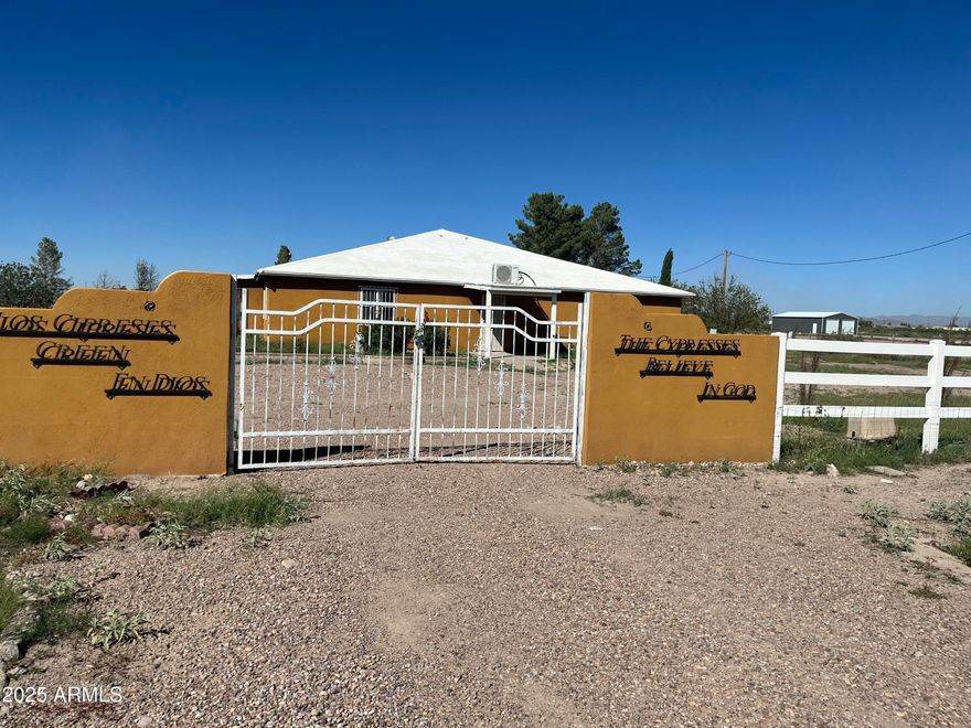 This Large Home is a 2 Bedroom 5 Bath Home with Lots of Potential.  Can easily be converted into a 5 Bedroom.  Large Living Room and Huge Back Bedroom, Covered Patio!!