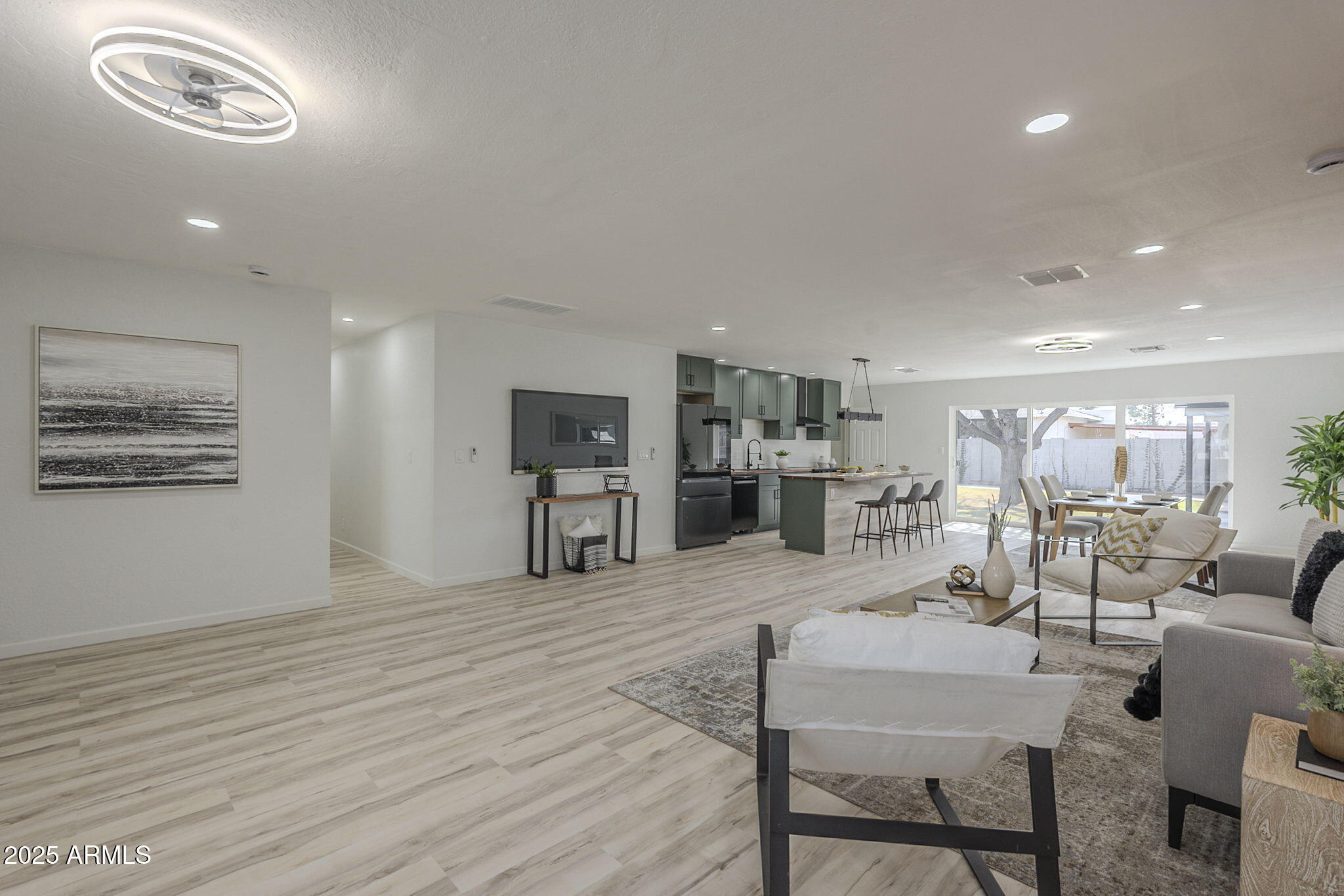 1323 W TUCKEY Lane