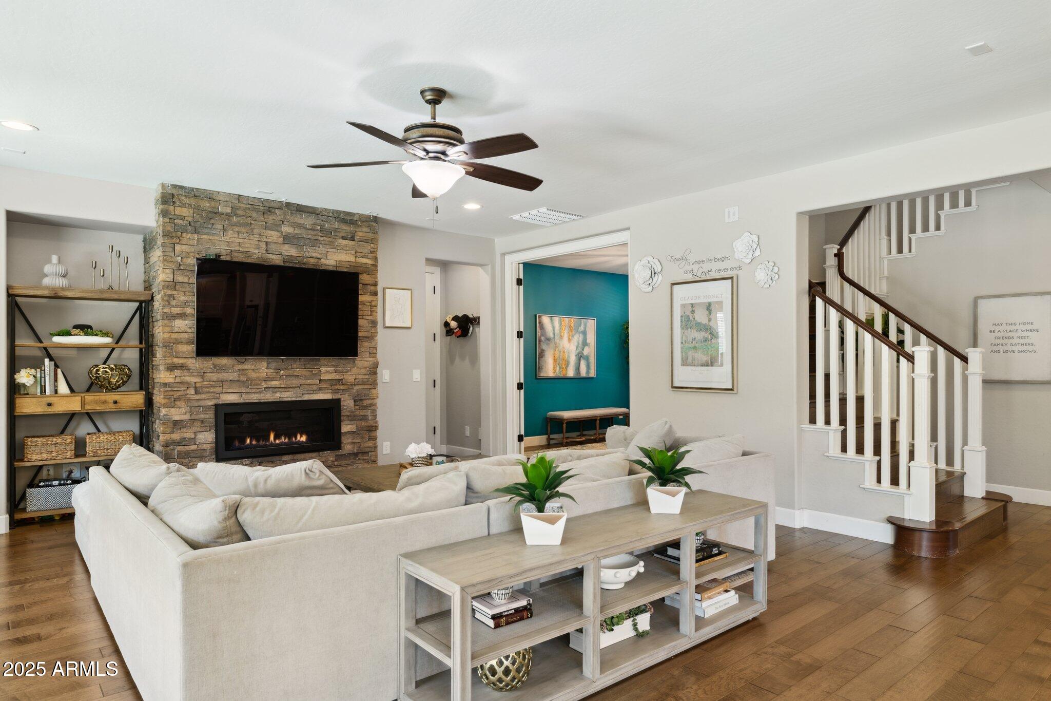937 W GLACIER Drive