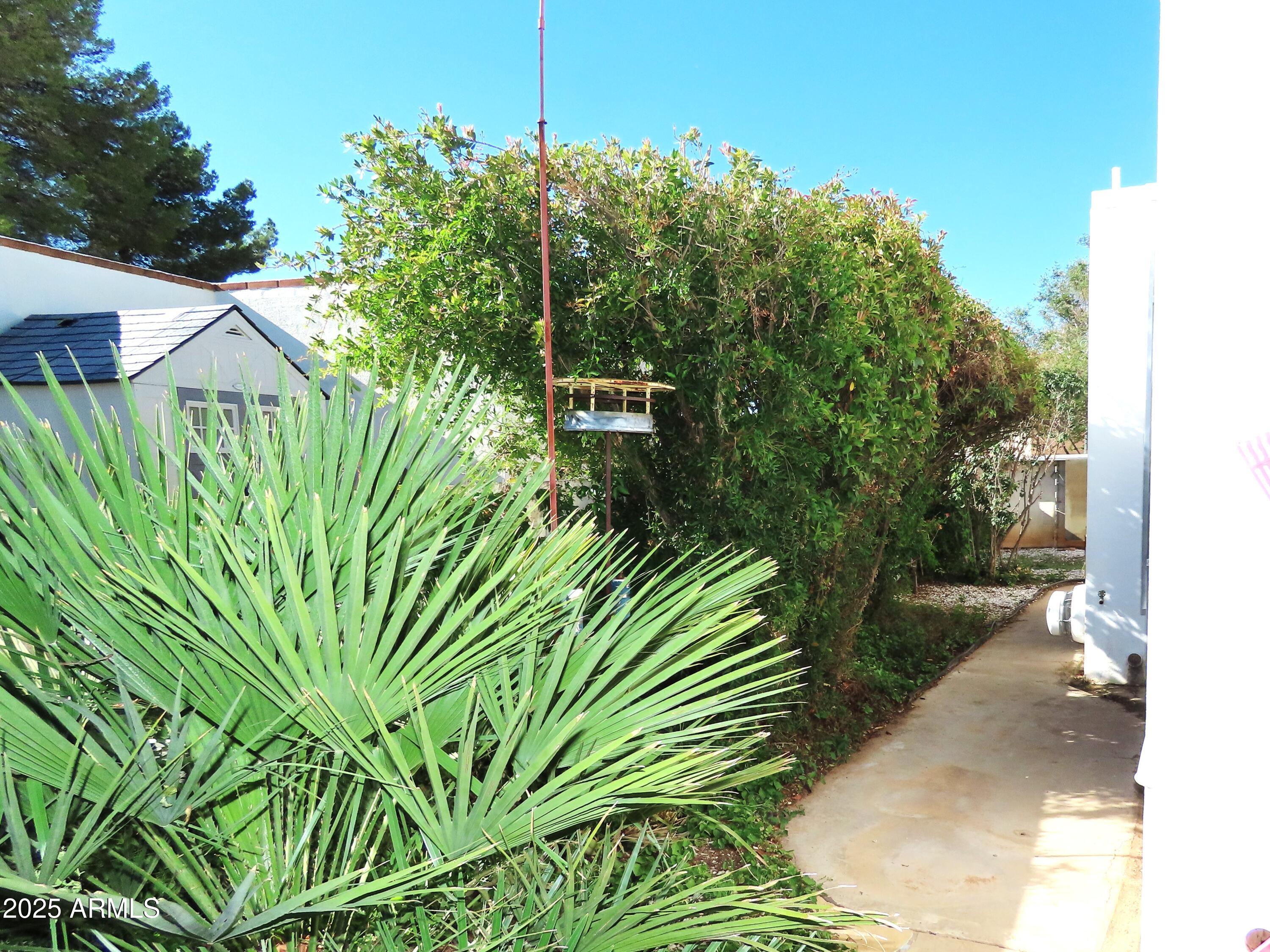 1416 E CARMELITA Drive