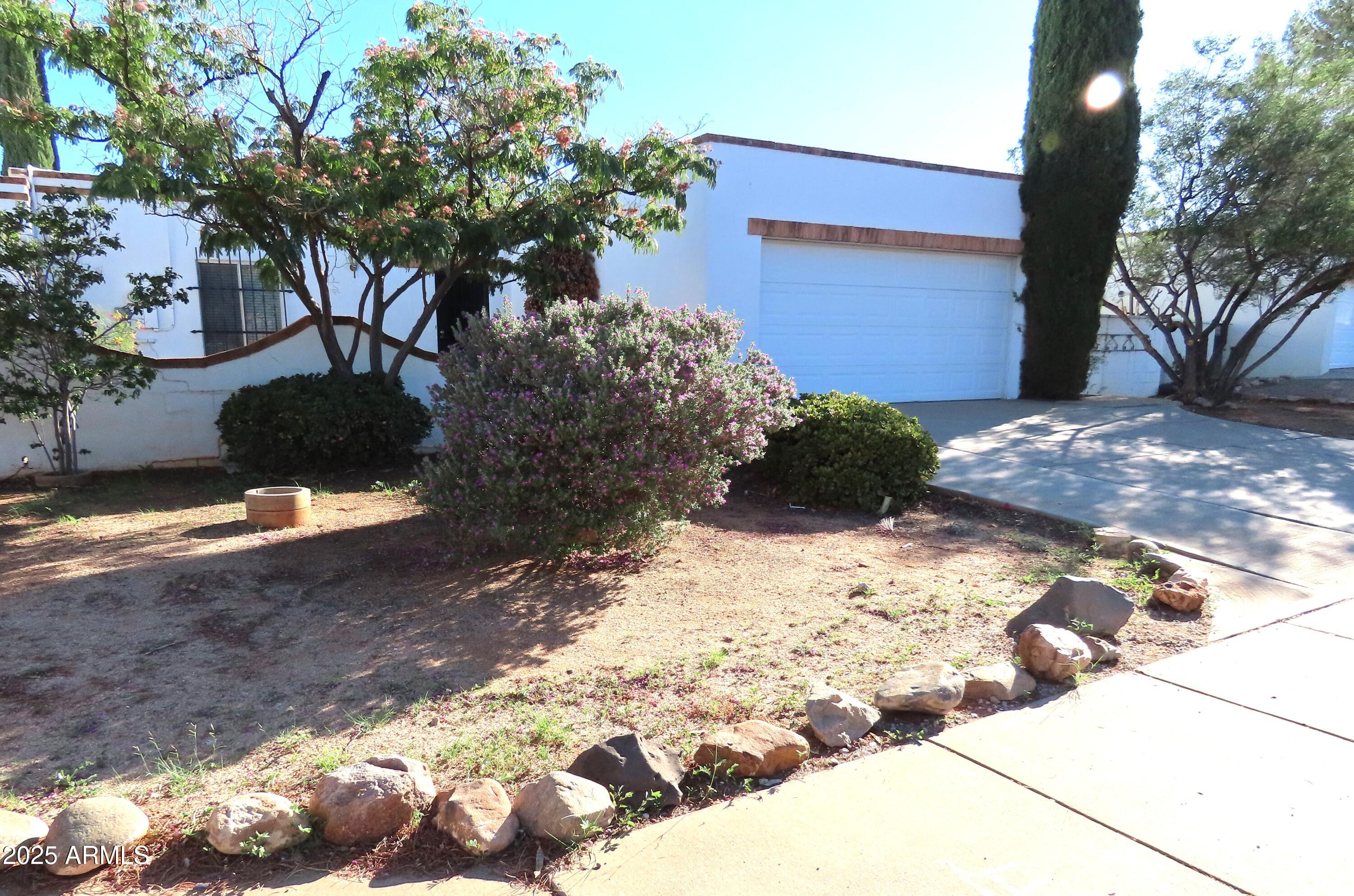 1416 E CARMELITA Drive