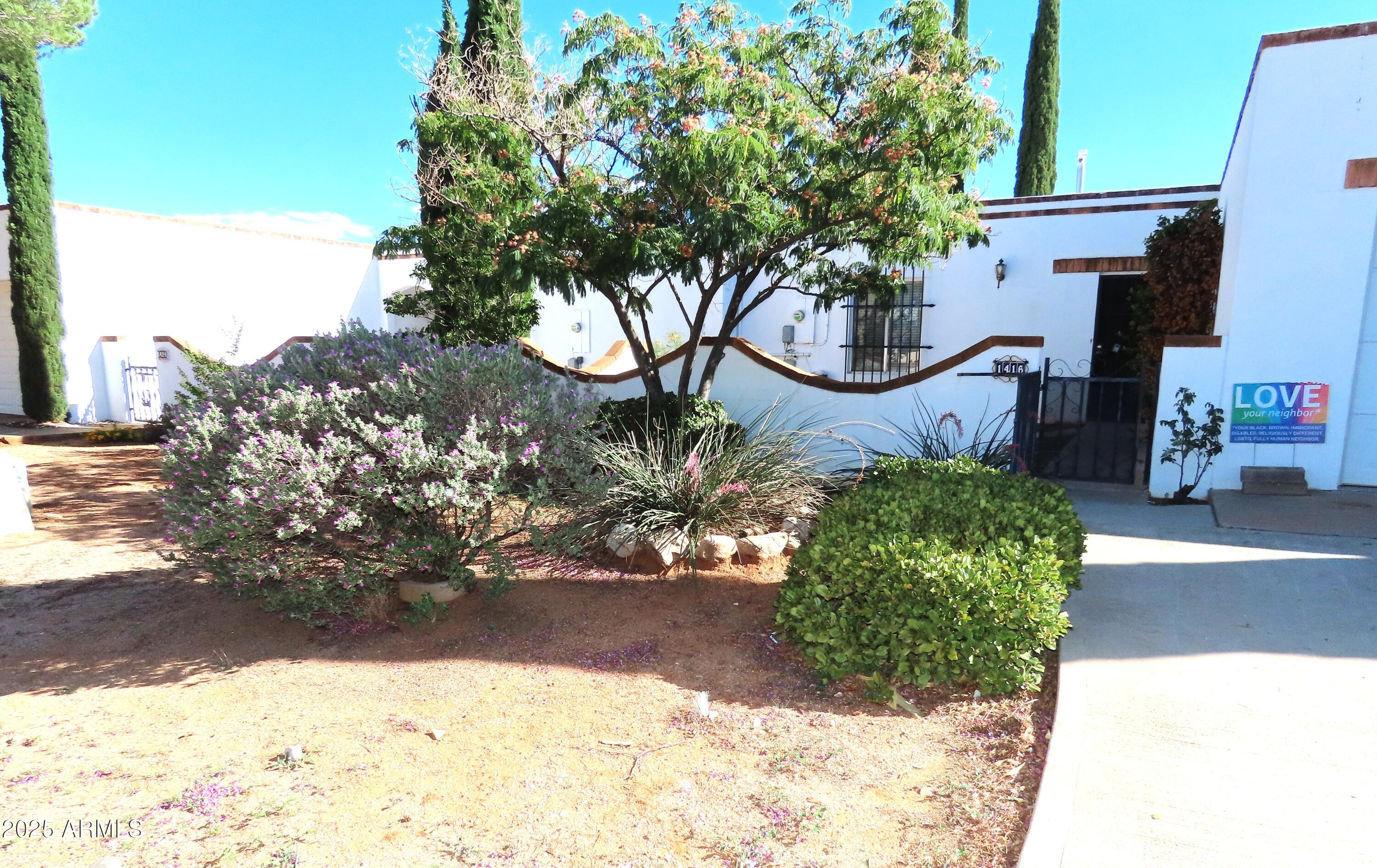 1416 E CARMELITA Drive