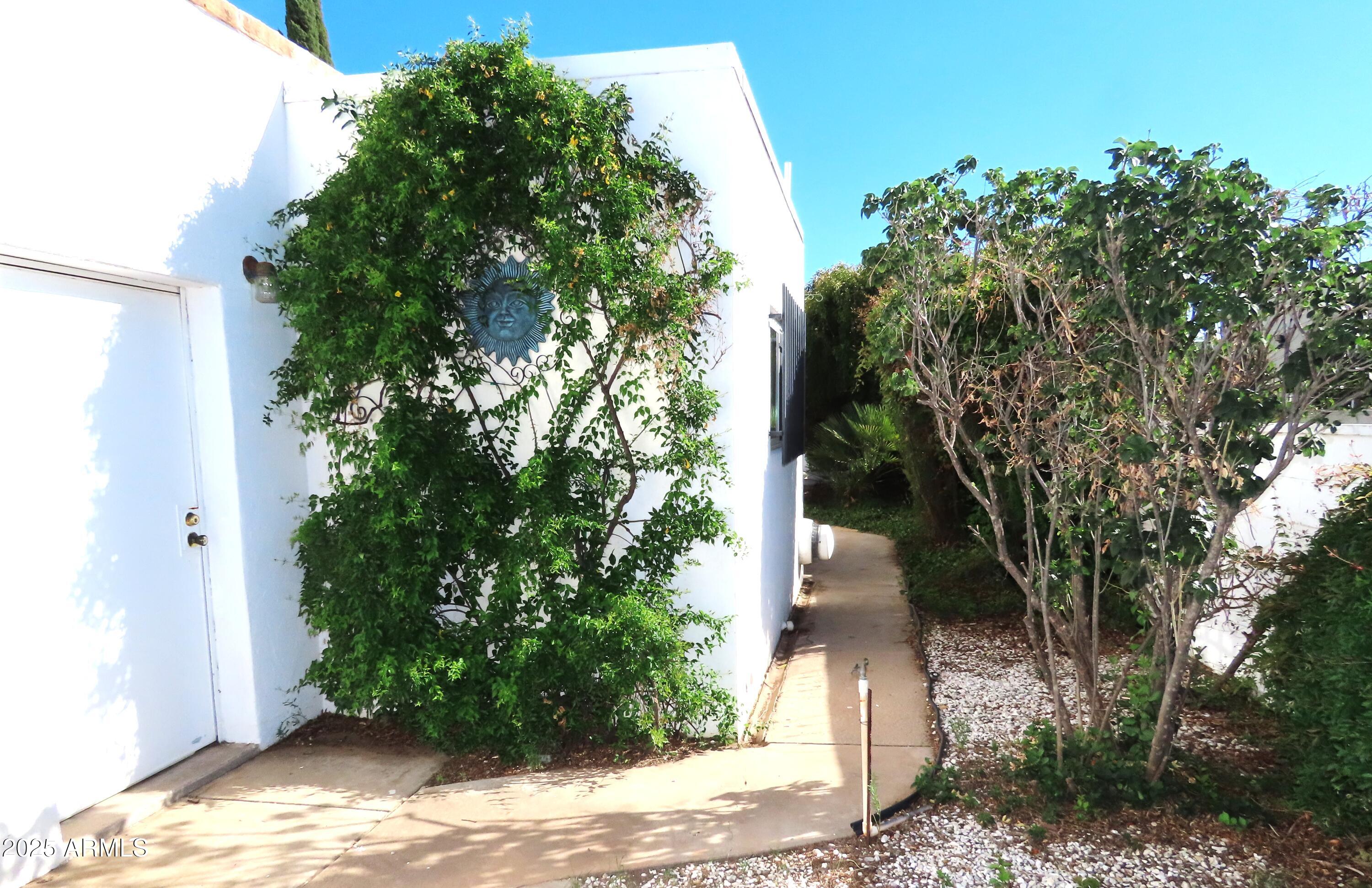 1416 E CARMELITA Drive