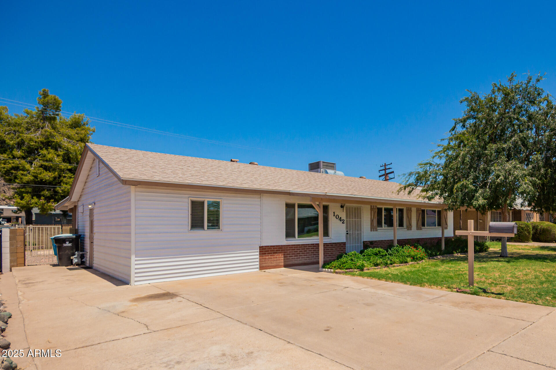 1042 E EL CAMINO Drive
