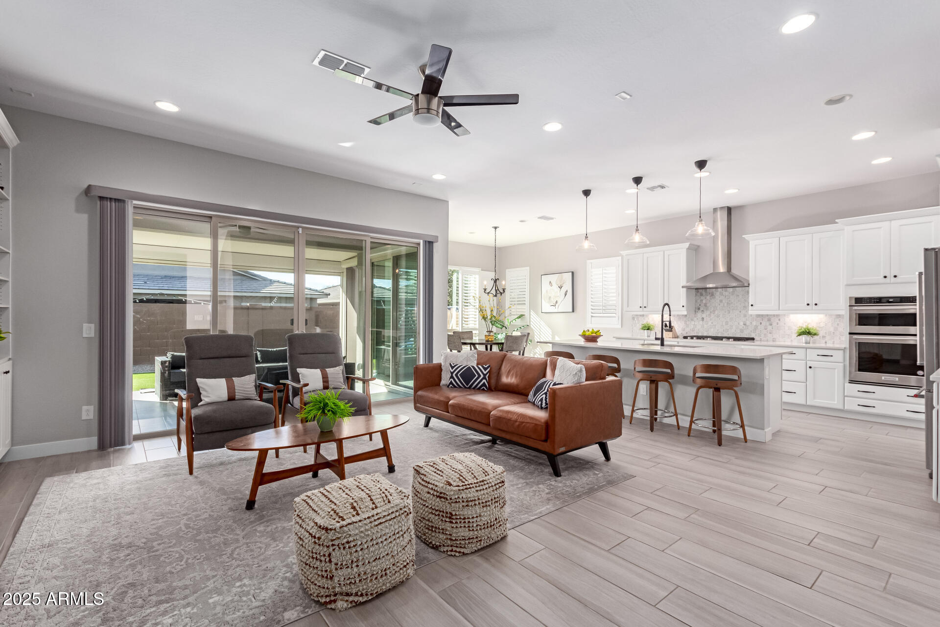 2827 E ROBIN Lane