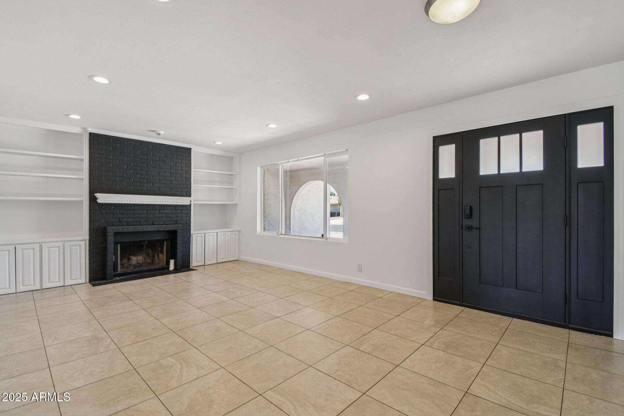 2519 E GENEVA Drive