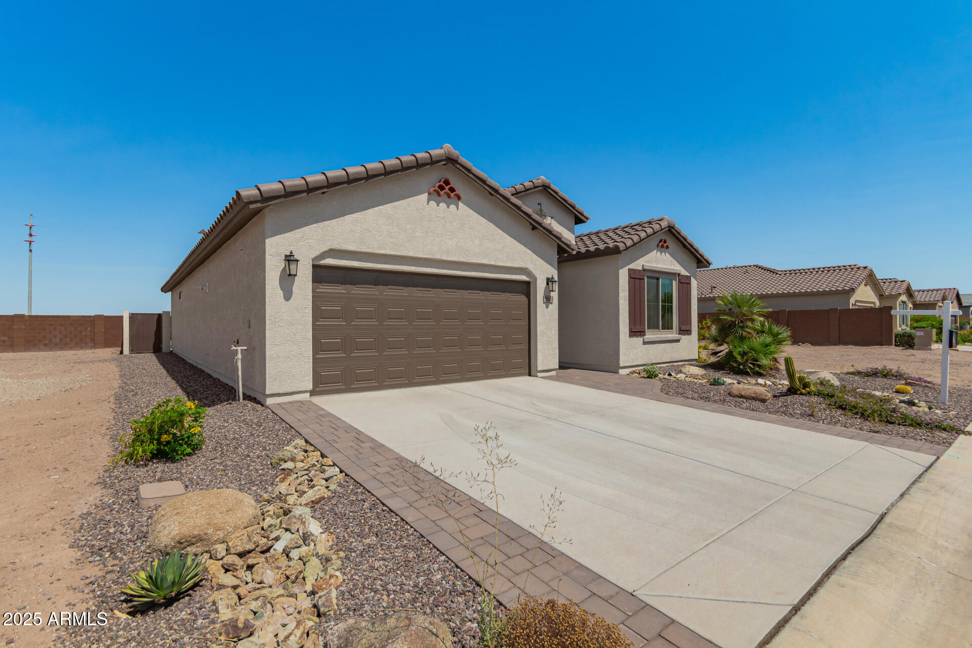 5661 N COYOTE HILL Road