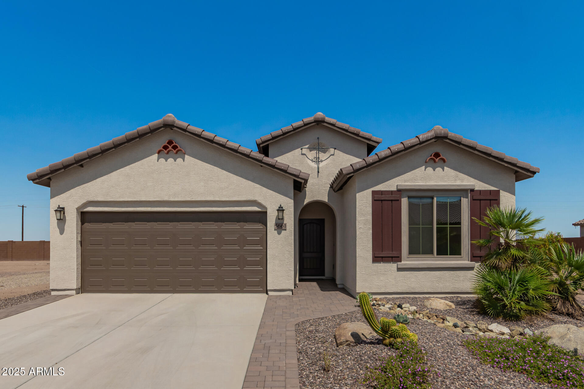 5661 N COYOTE HILL Road