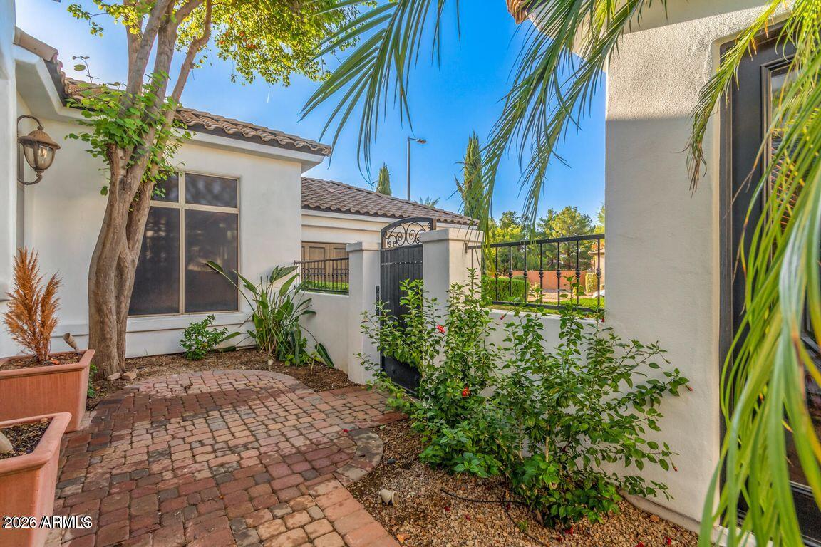 2061 E PRESCOTT Place