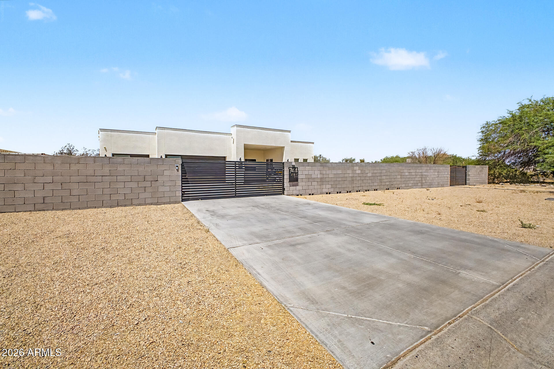 744 E DESERT Lane