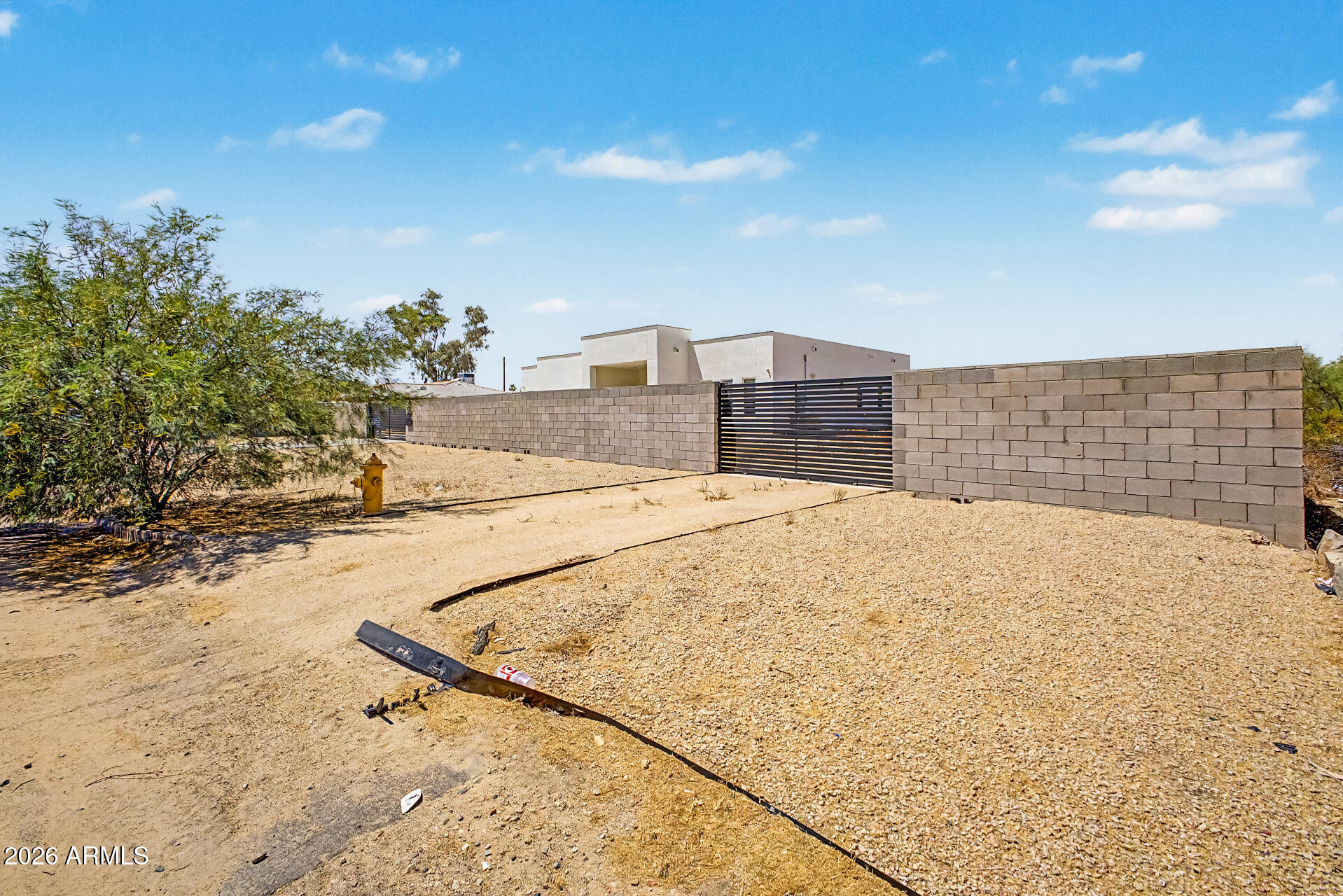 744 E DESERT Lane