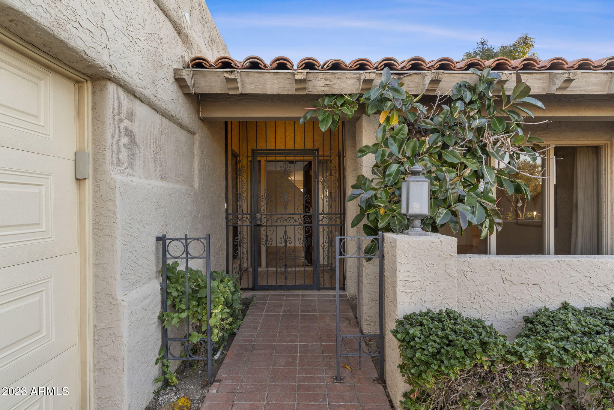 2501 E MONTEBELLO Avenue