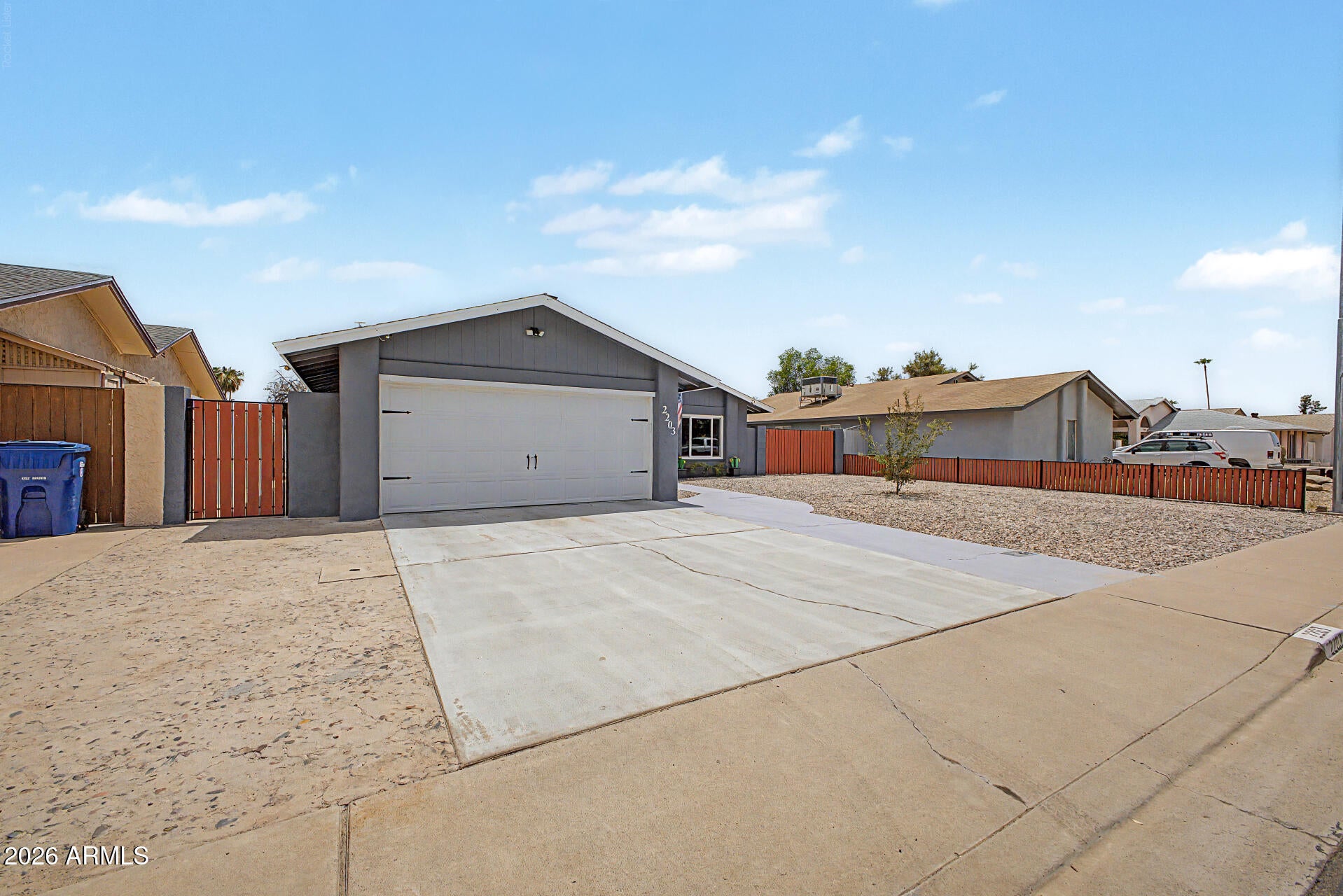 2203 W EL Moro Avenue