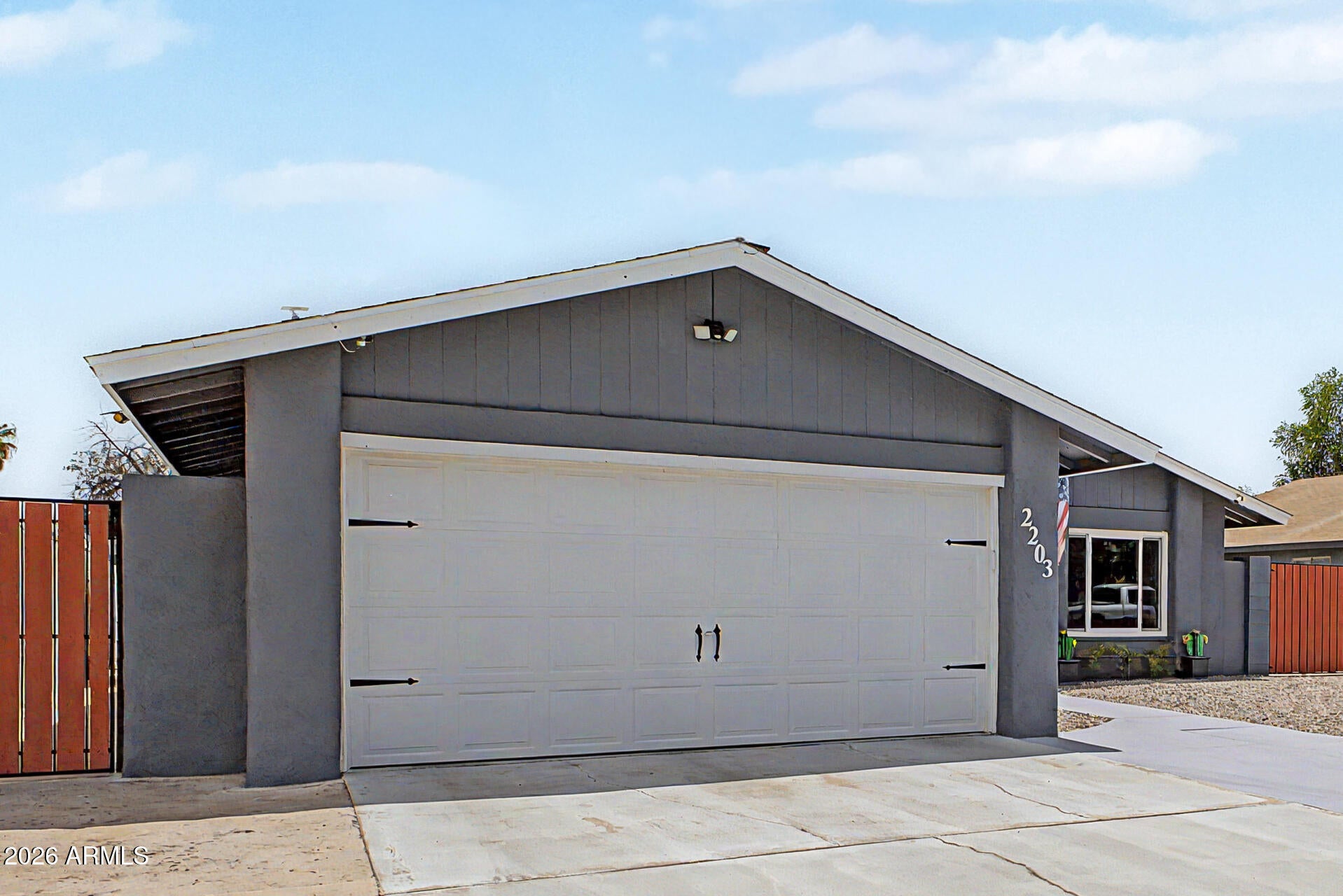 2203 W EL Moro Avenue