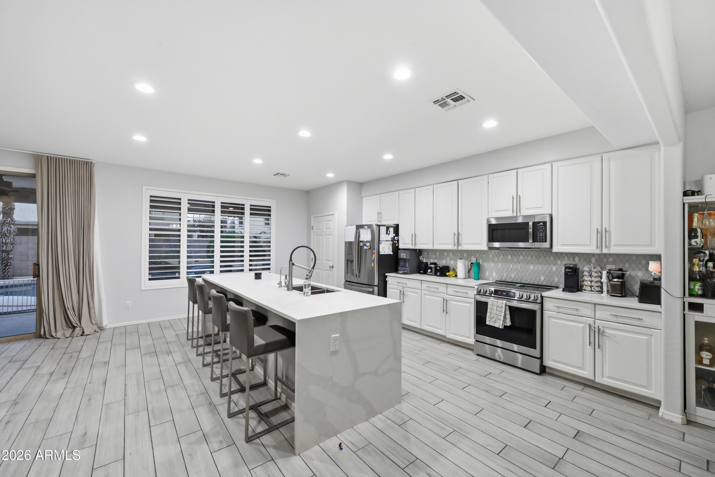 888 E CARLA VISTA Drive