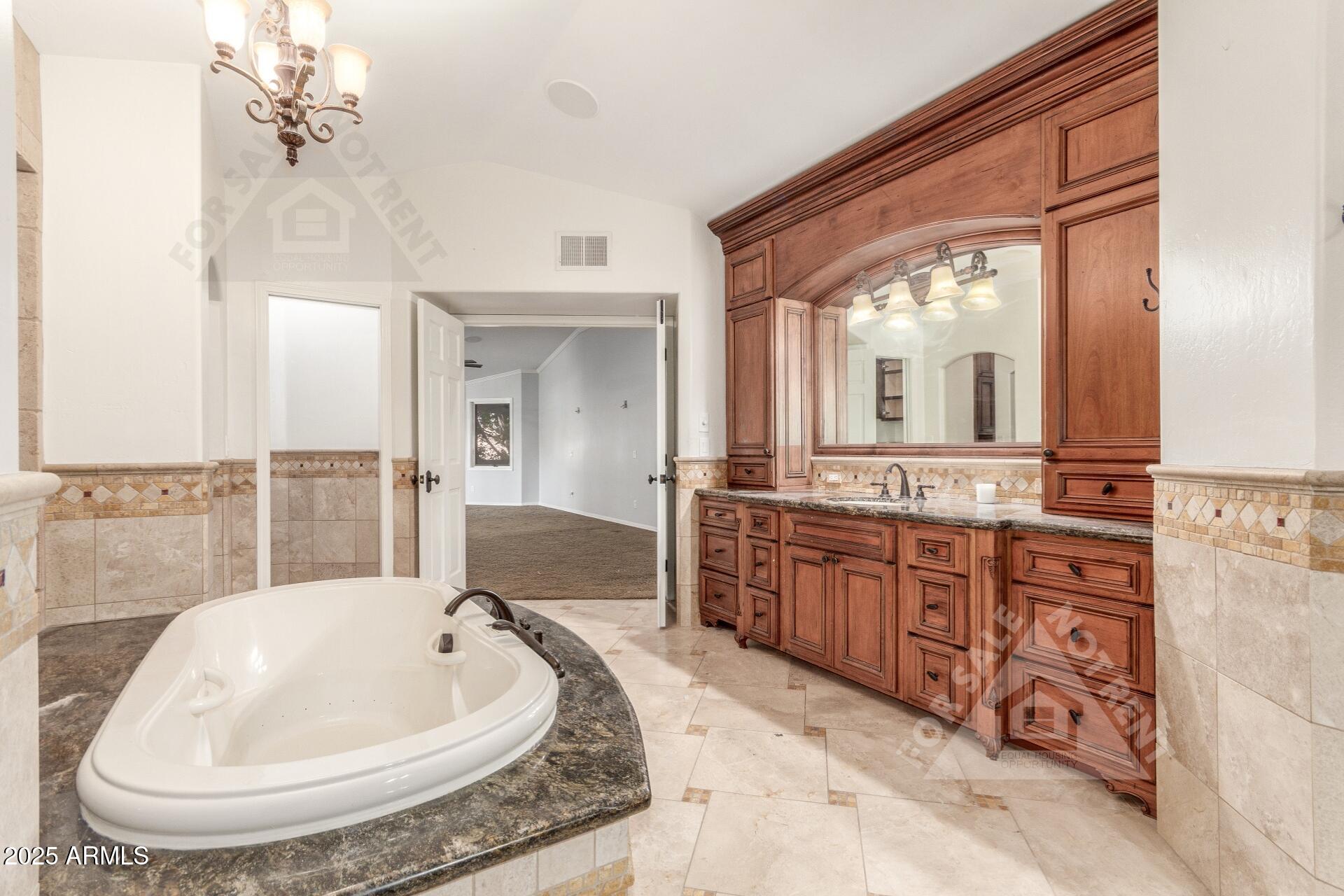3413 E EQUESTRIAN Trail
