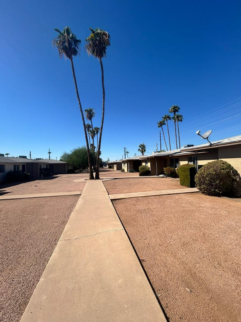 5233 E University Drive Apt B