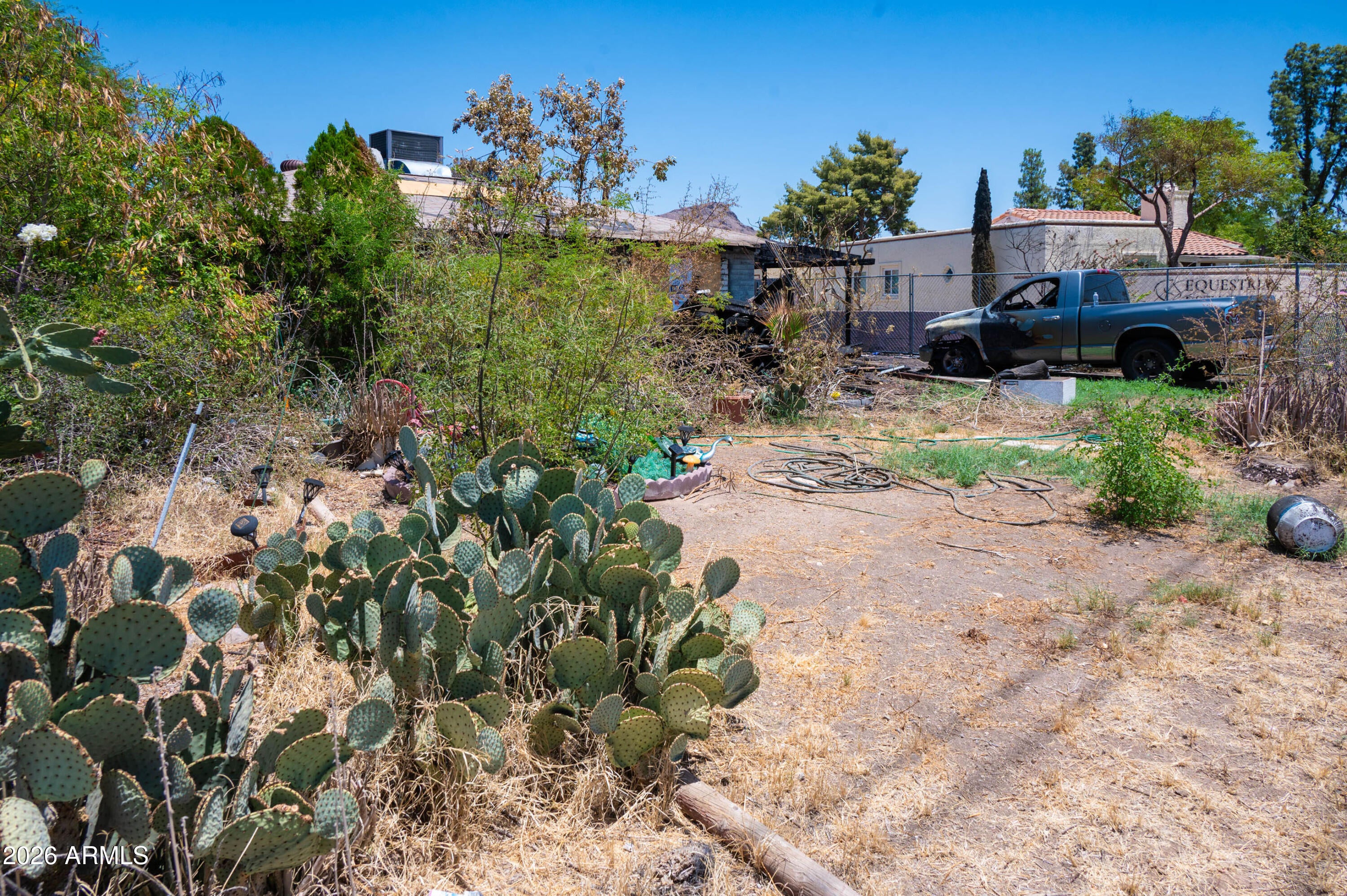 842 E ROBERTS Road -