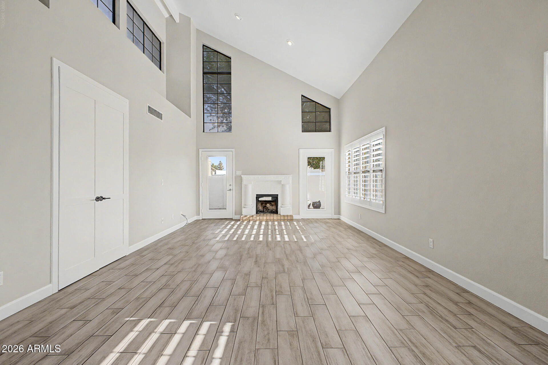 1843 E SARAH Lane