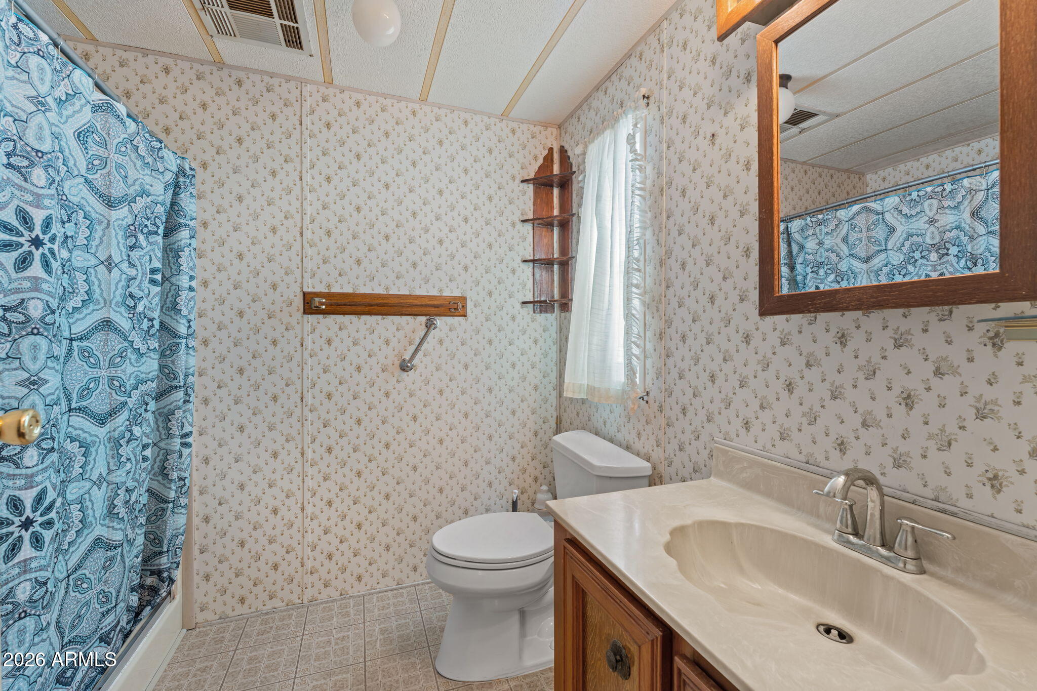 2045 W SMOKETREE Drive