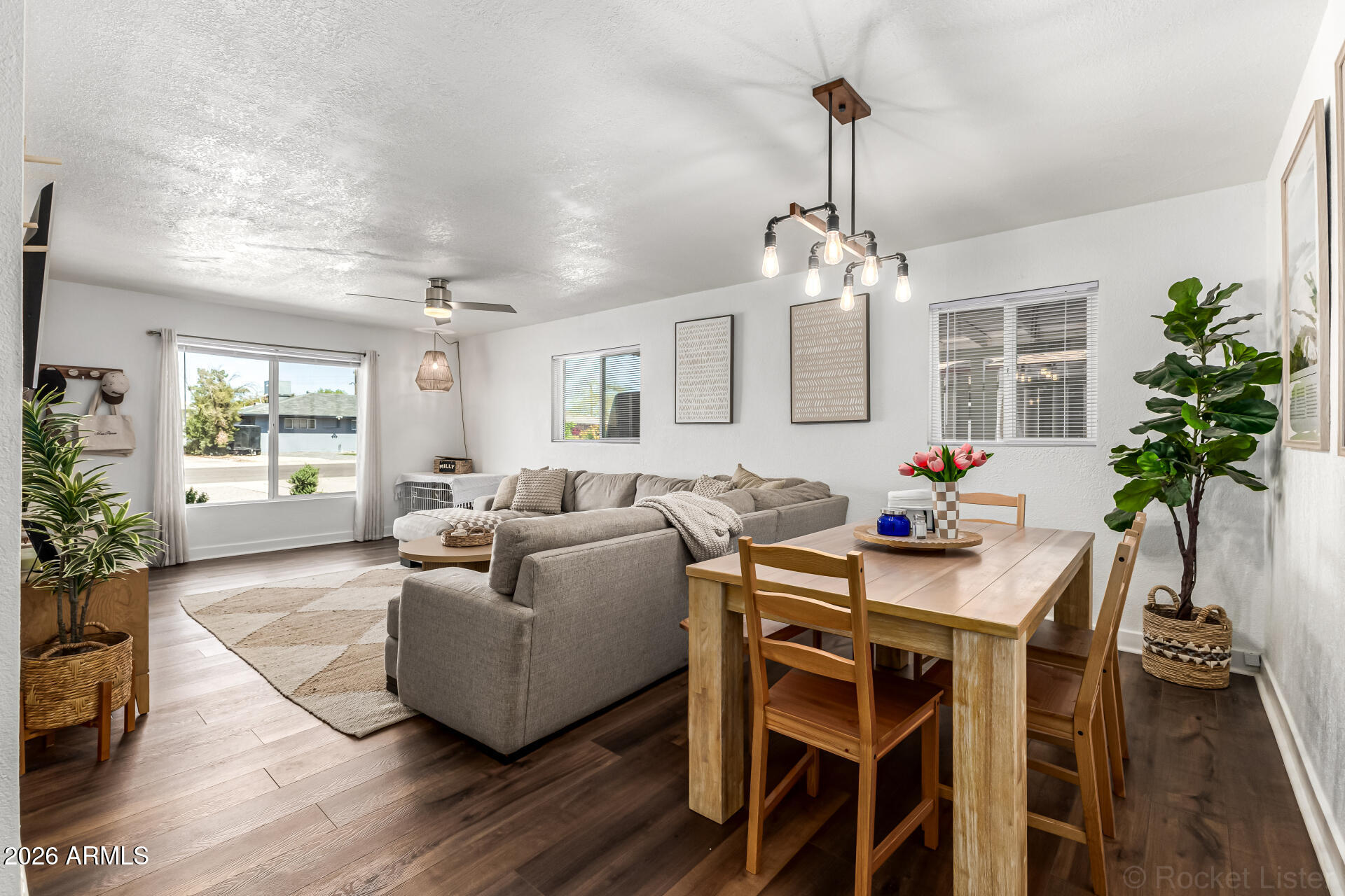 2011 W WHITTON Avenue