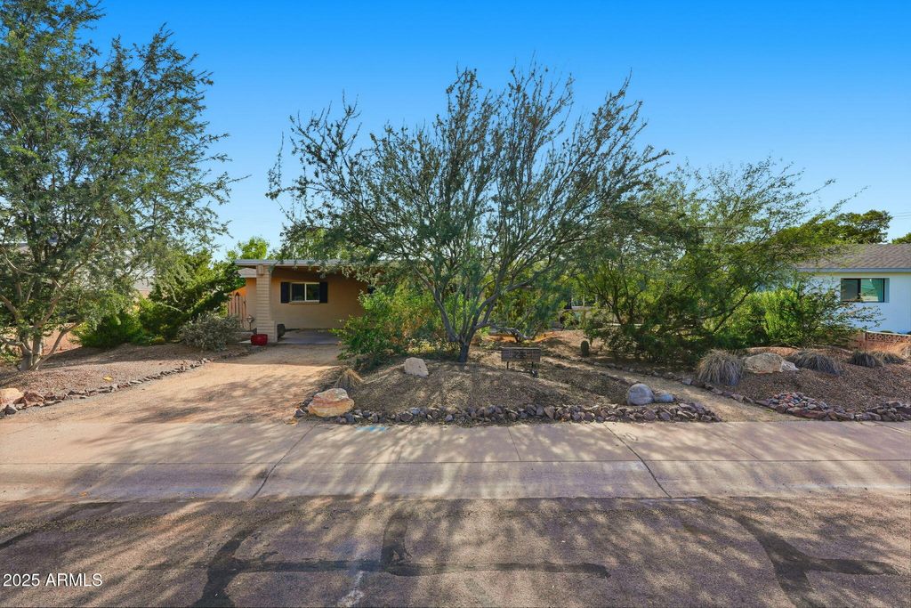 Photo of 8231 E Jackrabbit Road, Scottsdale, AZ 85250 (MLS # 6949341)