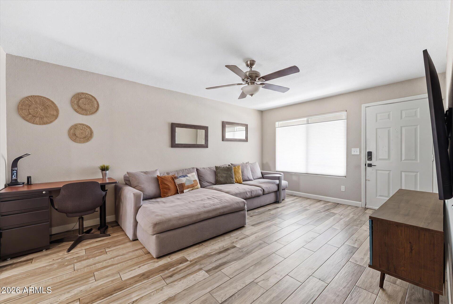 932 W JULIE Drive