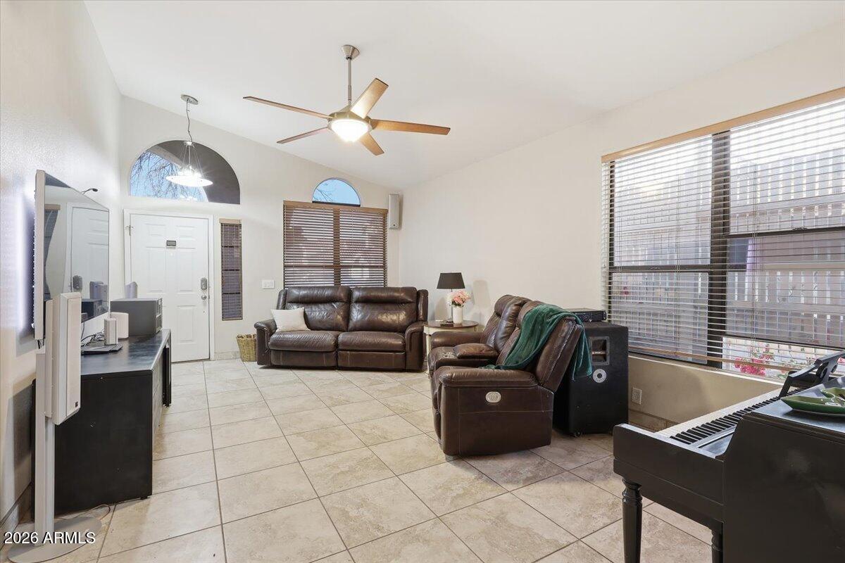 3706 E ISABELLA Avenue