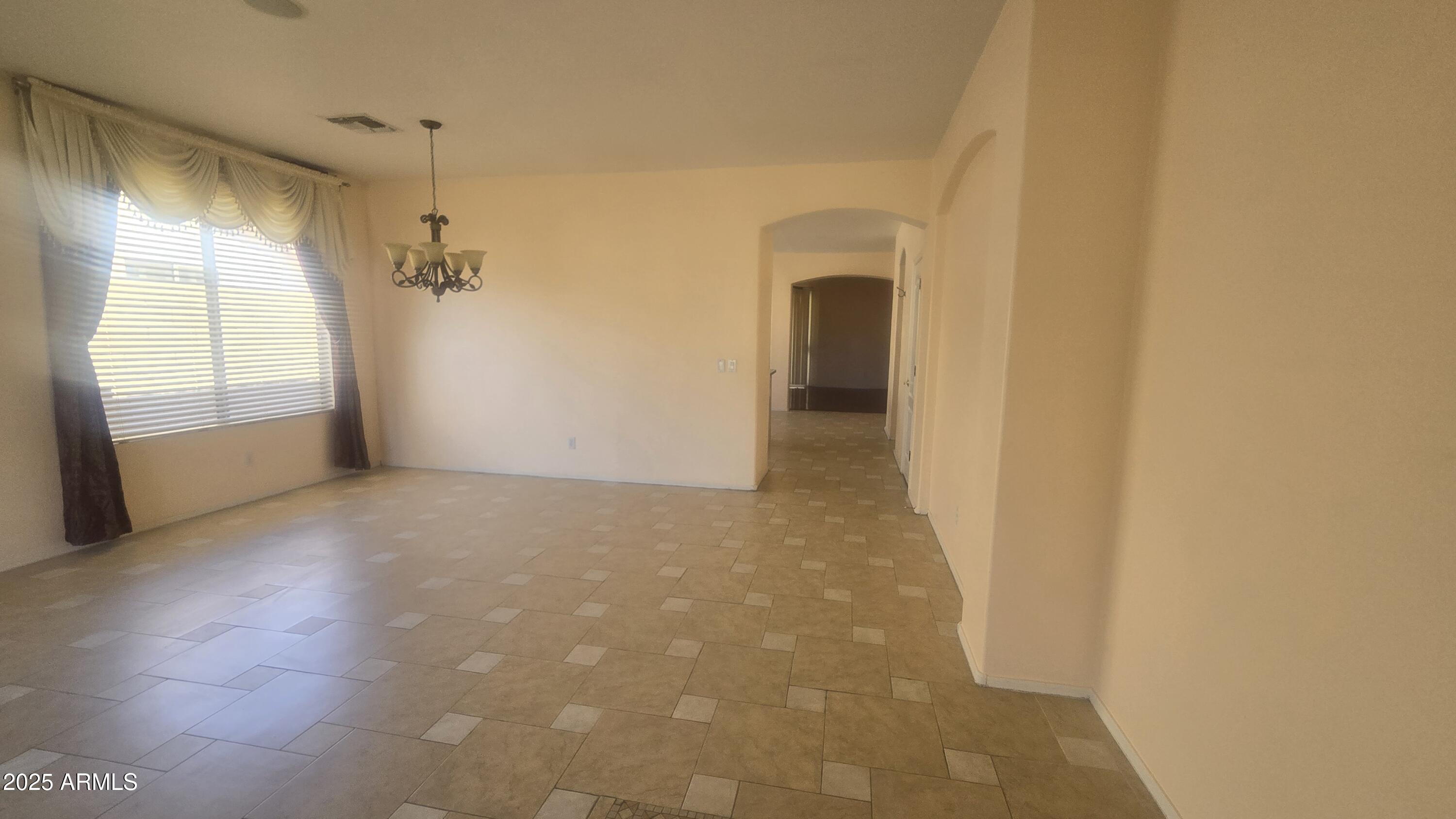 1353 W Roadrunner Drive