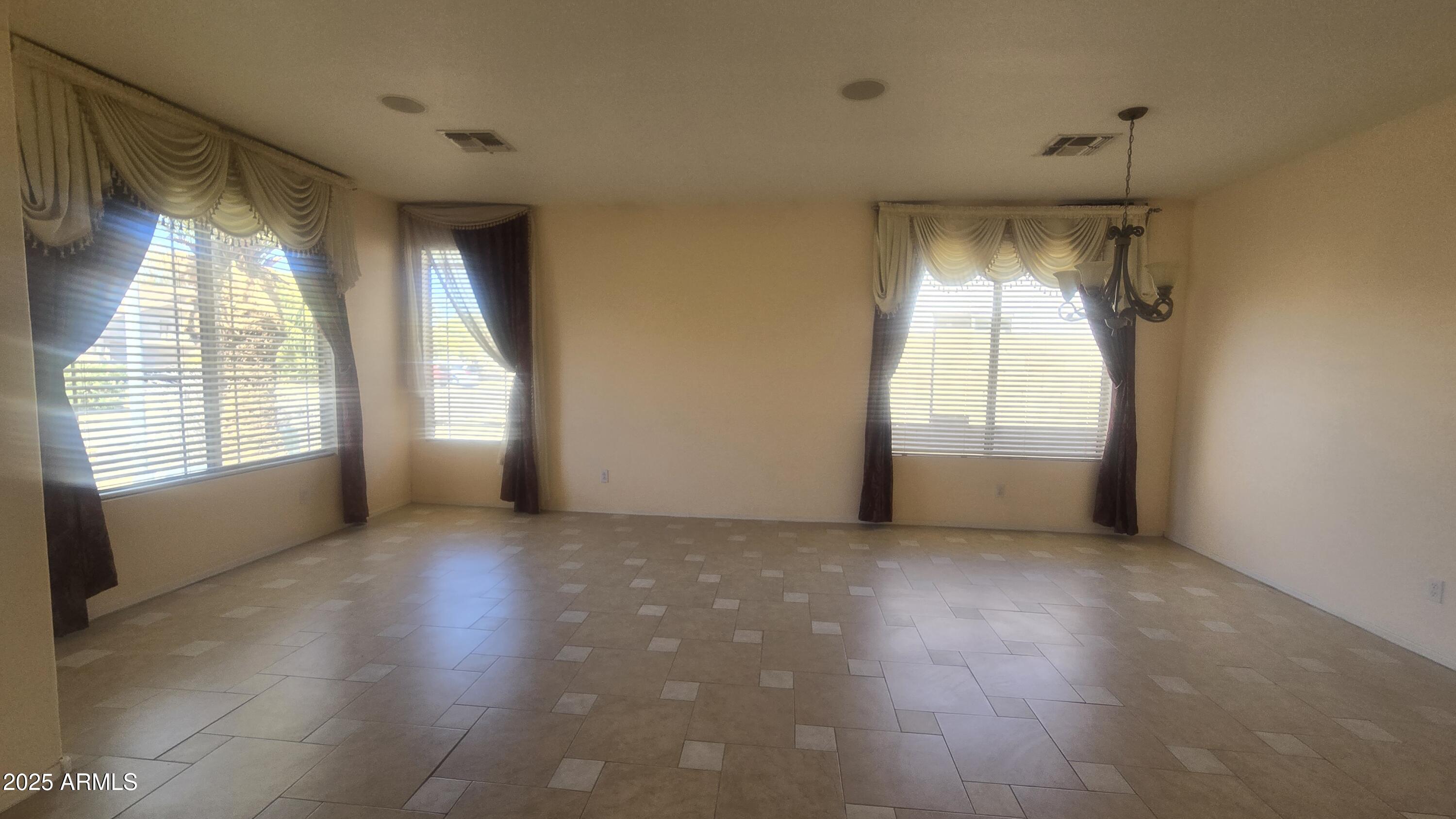 1353 W Roadrunner Drive