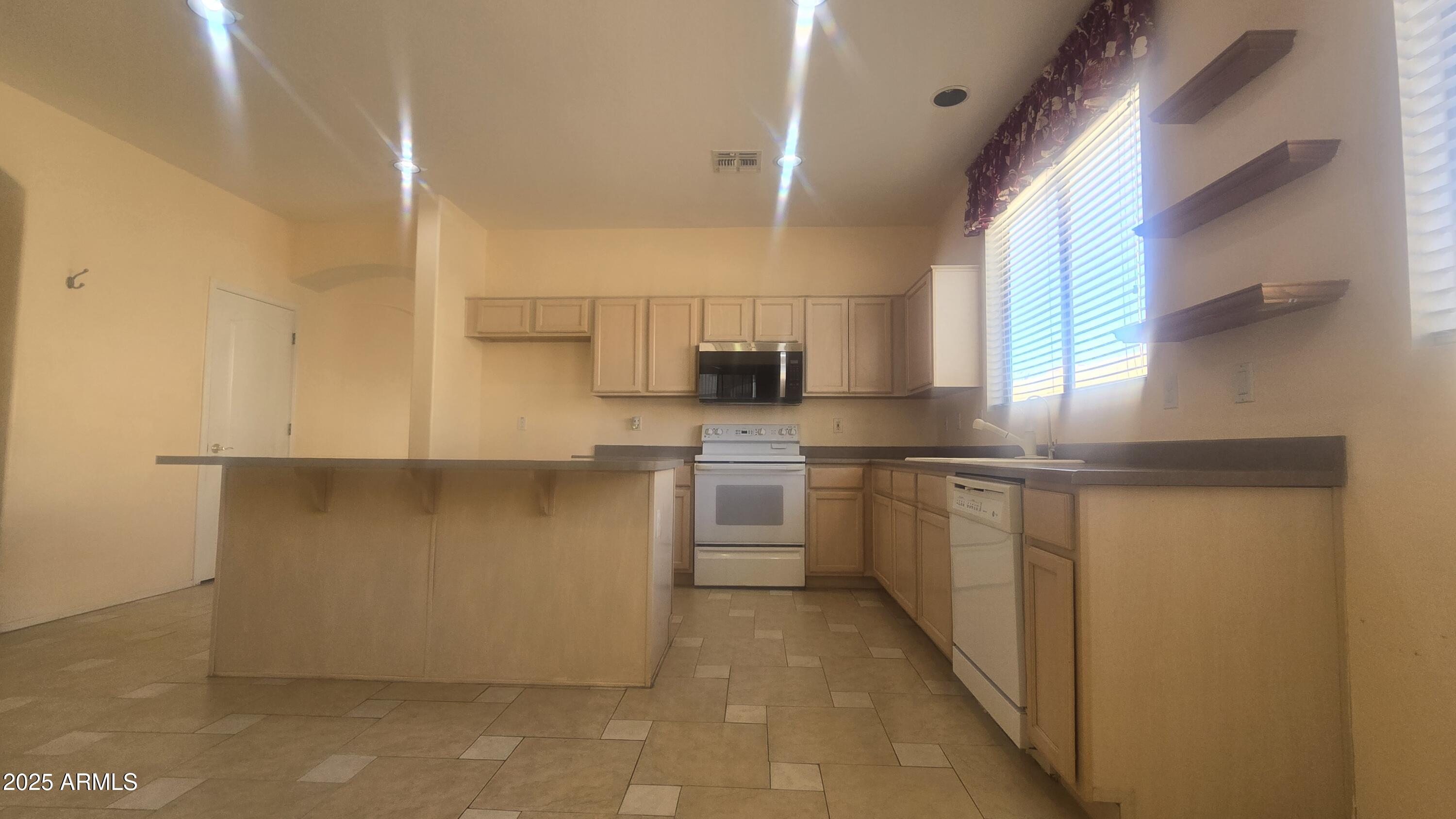 1353 W Roadrunner Drive
