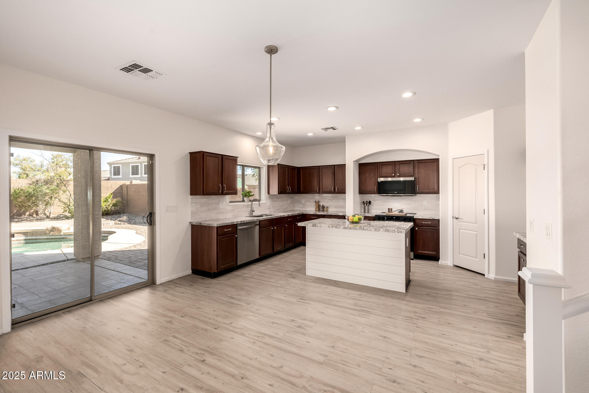 1148 E ANGELINE Avenue