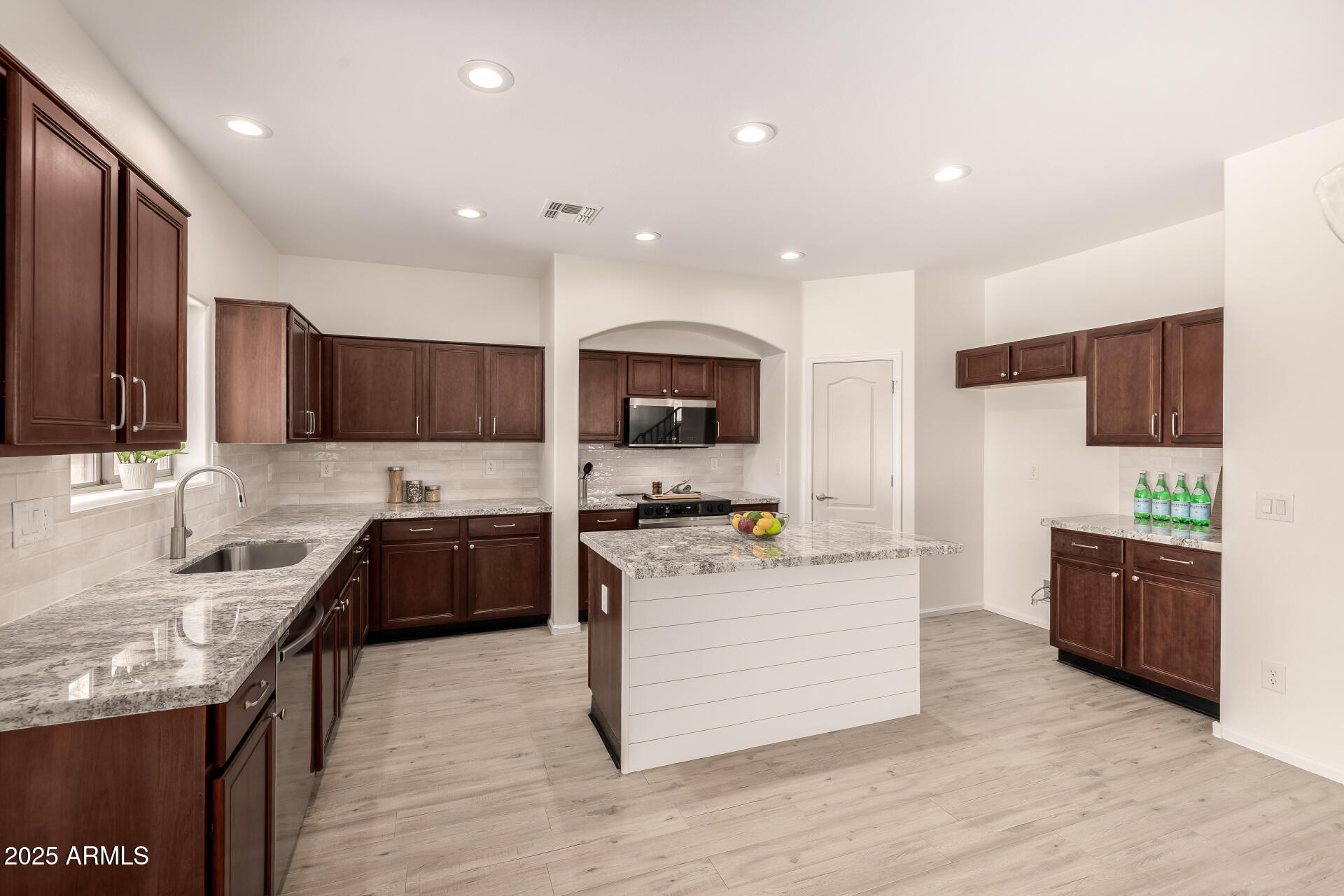 1148 E ANGELINE Avenue