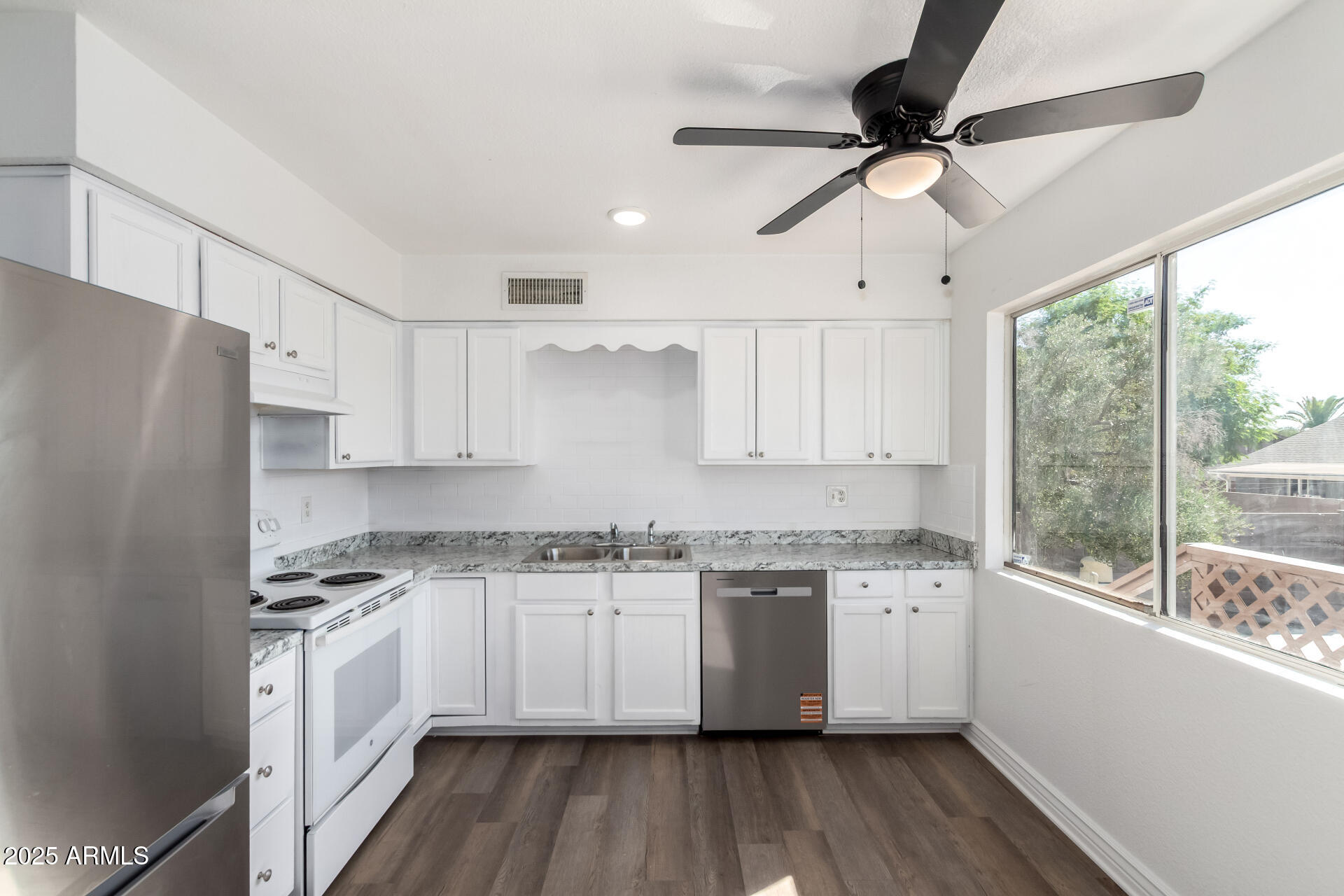 7613 W FLOWER Street